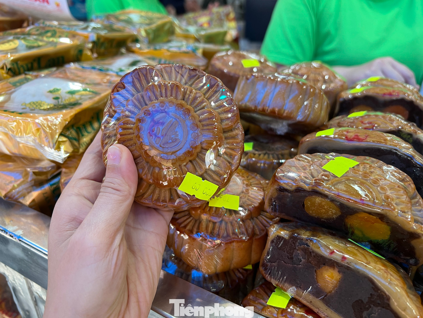 Một số bánh bể, méo được bán rẻ từ 60.000 - 70.000 đồng/cái. "Tuy bánh không được cho vào bao bì nhưng chất lượng thì vẫn đảm bảo như các loại khác", nhân viên bán hàng cho biết. Một số bánh bể, méo được bán rẻ từ 60.000 - 70.000 đồng/cái. "Tuy bánh không được cho vào bao bì nhưng chất lượng thì vẫn đảm bảo như các loại khác", nhân viên bán hàng cho biết.