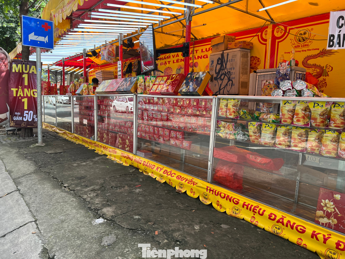 Một sạp còn rất nhiều bánh trung thu nhưng hầu như chỉ có người bán, vắng hẳn người mua. Một sạp còn rất nhiều bánh trung thu nhưng hầu như chỉ có người bán, vắng hẳn người mua.