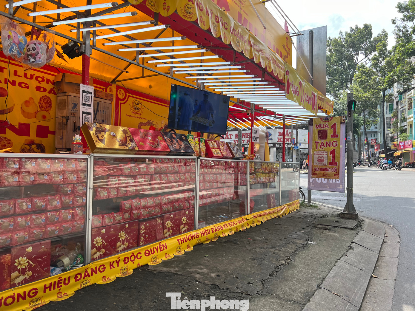 Trong khi đó, nhiều quầy kinh doanh bánh trung thu trên nhiều tuyến đường ở TPHCM dù tung khuyến mãi đủ các kiểu, như: mua 1 tặng 3 - 4; giảm giá 50%; mua 1 tặng 1... nhưng vẫn ế ẩm, vắng khách. Trong khi đó, nhiều quầy kinh doanh bánh trung thu trên nhiều tuyến đường ở TPHCM dù tung khuyến mãi đủ các kiểu, như: mua 1 tặng 3 - 4; giảm giá 50%; mua 1 tặng 1... nhưng vẫn ế ẩm, vắng khách.