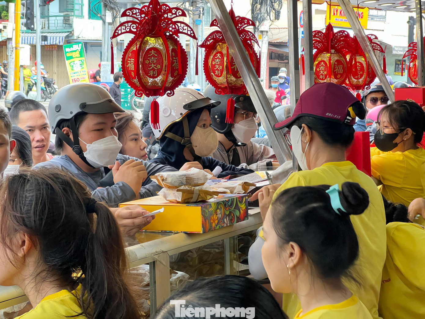 Các nhân viên liên tục phục vụ khách. Khách có thể đặt trước rồi hẹn ngày lấy hoặc mua trực tiếp, số lượng bao nhiêu cũng có. Các nhân viên liên tục phục vụ khách. Khách có thể đặt trước rồi hẹn ngày lấy hoặc mua trực tiếp, số lượng bao nhiêu cũng có.