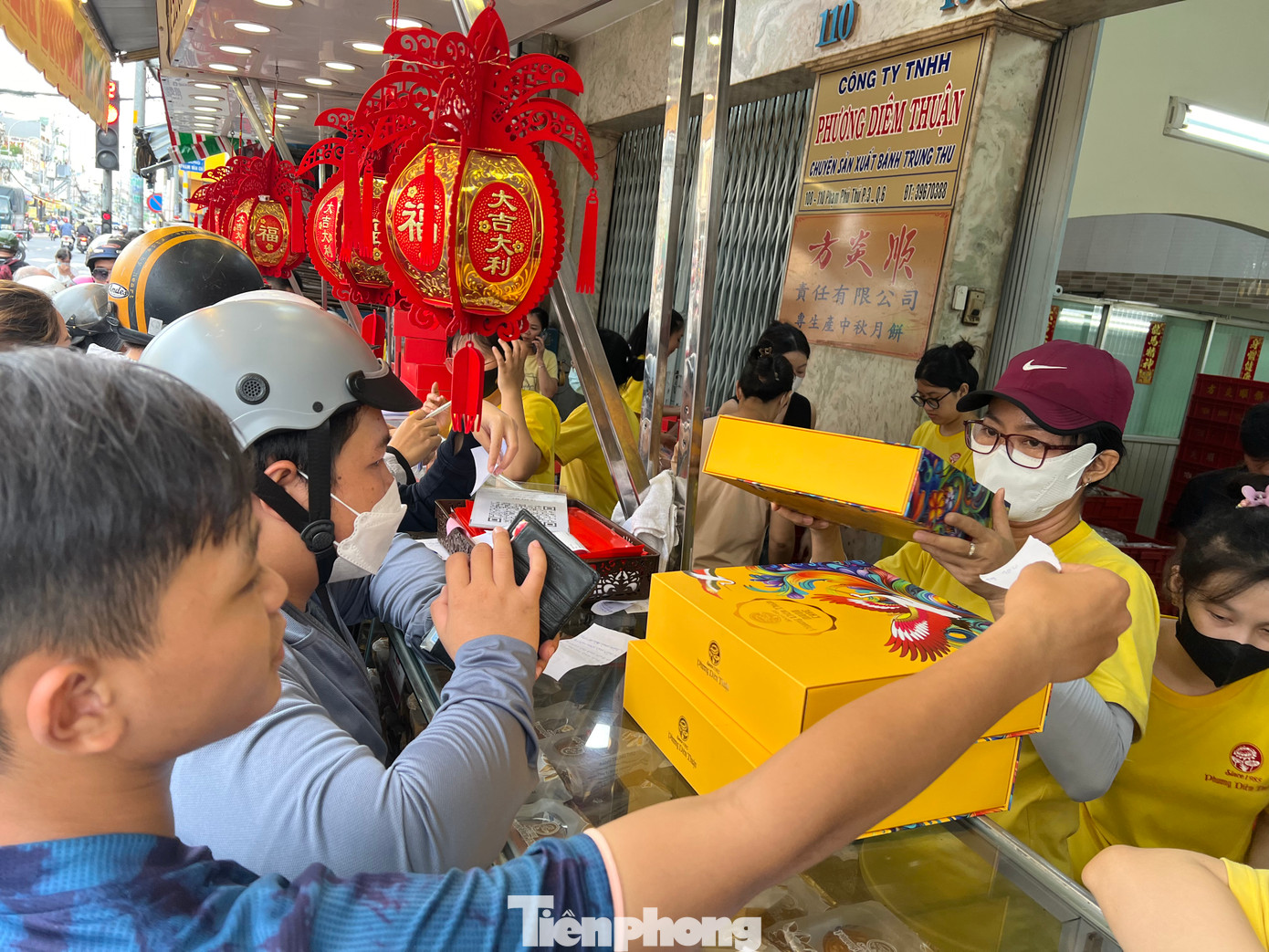 Sáng 16/9, ghi nhận của phóng viên tại một tiệm bánh trung thu trên đường Phạm Phú Thứ (quận 6, TPHCM), rất đông khách xếp hàng, lấy số để chờ mua bánh. Sáng 16/9, ghi nhận của phóng viên tại một tiệm bánh trung thu trên đường Phạm Phú Thứ (quận 6, TPHCM), rất đông khách xếp hàng, lấy số để chờ mua bánh.