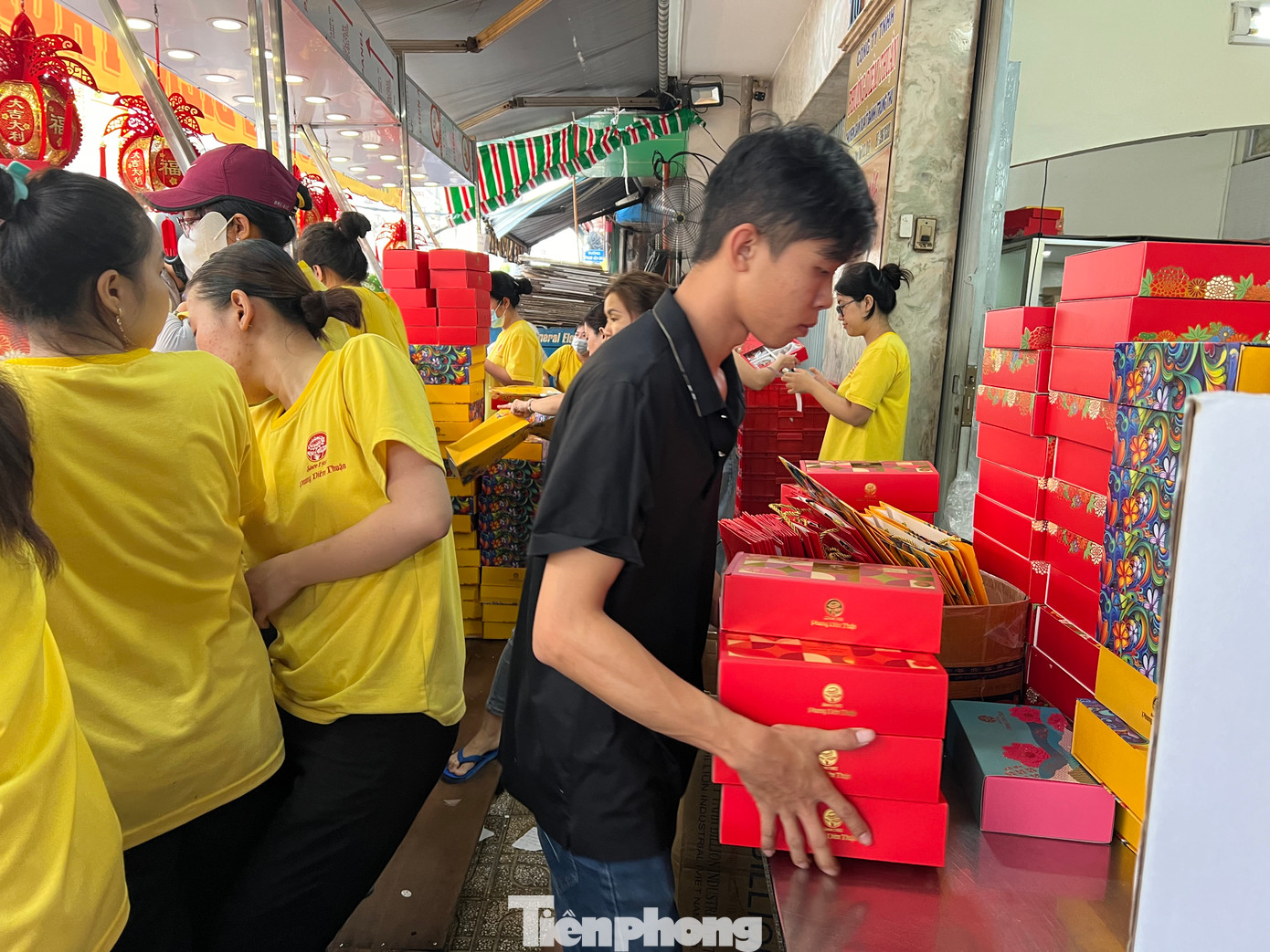 Nhân viên cửa hàng liên tục đóng hộp, bê bánh giao cho khách. Nhân viên cửa hàng liên tục đóng hộp, bê bánh giao cho khách.