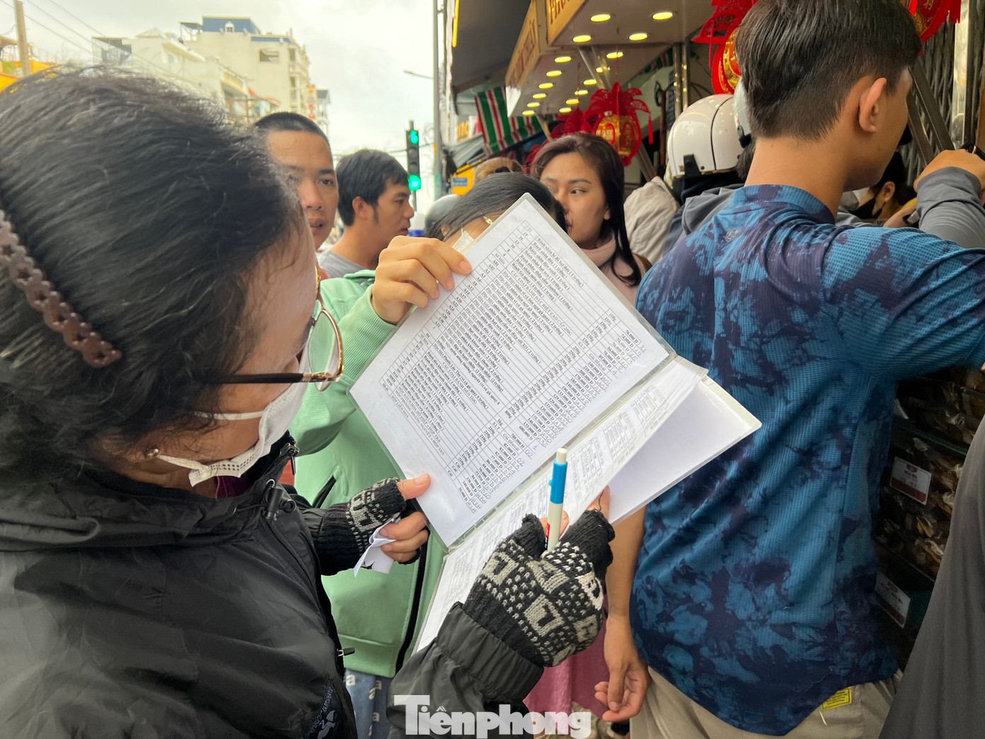 Bánh ở cửa hàng trên có giá bán từ 70.000 - 170.000 đồng/cái, tùy loại. Ngoài ra, cửa hàng còn bán loại bánh đặc biệt nặng tới 1kg có nhân vi cá, gà quay từ 4 - 6 trứng với giá lên tới 640.000 - 740.000 đồng/cái. Bánh ở cửa hàng trên có giá bán từ 70.000 - 170.000 đồng/cái, tùy loại. Ngoài ra, cửa hàng còn bán loại bánh đặc biệt nặng tới 1kg có nhân vi cá, gà quay từ 4 - 6 trứng với giá lên tới 640.000 - 740.000 đồng/cái.