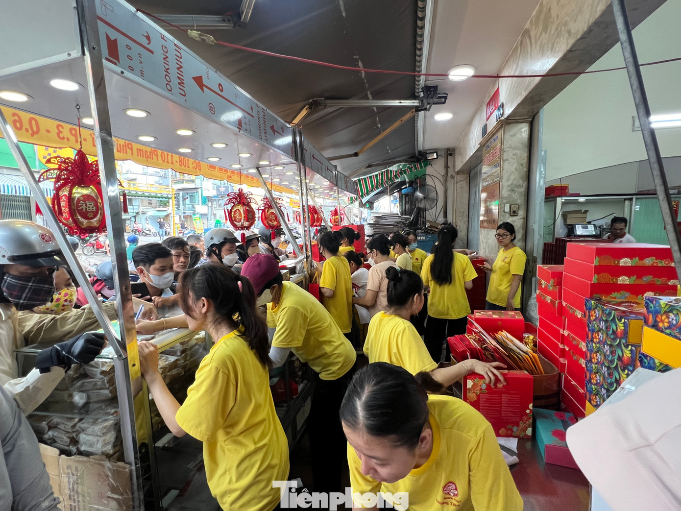 Cửa hàng trên đang kinh doanh một thương hiệu bánh trung thu truyền thống được người tiêu dùng khu vực Chợ Lớn ưa chuộng. "Những năm trước, tiệm cũng đông khách nhưng chưa khi nào đông như năm nay", một nhân viên cửa hàng cho biết. Cửa hàng trên đang kinh doanh một thương hiệu bánh trung thu truyền thống được người tiêu dùng khu vực Chợ Lớn ưa chuộng. "Những năm trước, tiệm cũng đông khách nhưng chưa khi nào đông như năm nay", một nhân viên cửa hàng cho biết.