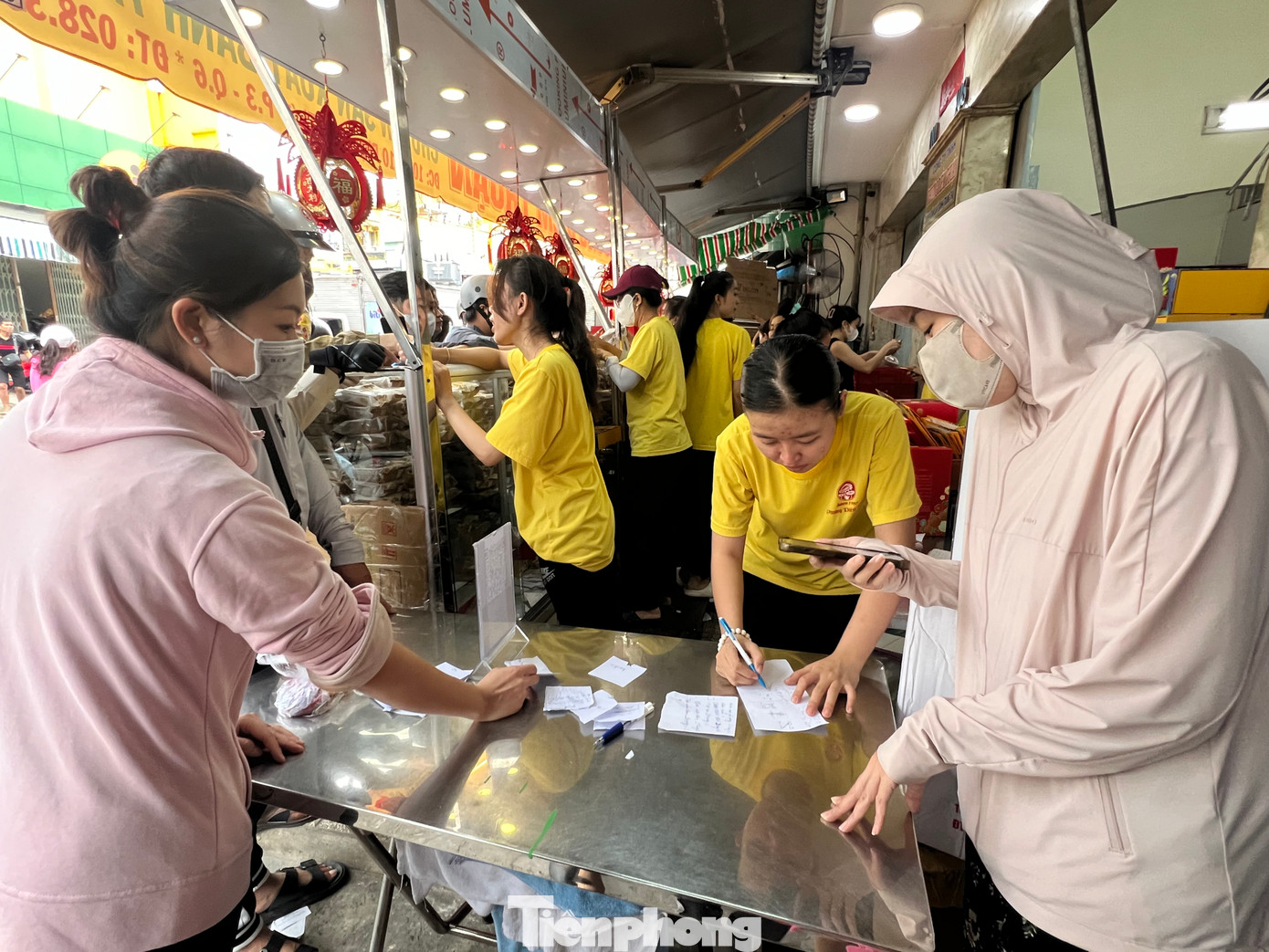 Để mua được bánh, khách hàng phải lấy số thứ tự, sau đó báo số lượng loại bánh muốn mua cho nhân viên. Sau khi thanh toán, khách mới được giao bánh. "Do khách đông nên tôi chờ gần một giờ mới mua được bánh. Tuy chờ đợi lâu nhưng tôi rất vui vì cuối cùng cũng mua được loại bánh ưng ý", chị Hoa, ngụ đường Thuận Kiều (quận 5) chia sẻ. Để mua được bánh, khách hàng phải lấy số thứ tự, sau đó báo số lượng loại bánh muốn mua cho nhân viên. Sau khi thanh toán, khách mới được giao bánh. "Do khách đông nên tôi chờ gần một giờ mới mua được bánh. Tuy chờ đợi lâu nhưng tôi rất vui vì cuối cùng cũng mua được loại bánh ưng ý", chị Hoa, ngụ đường Thuận Kiều (quận 5) chia sẻ.