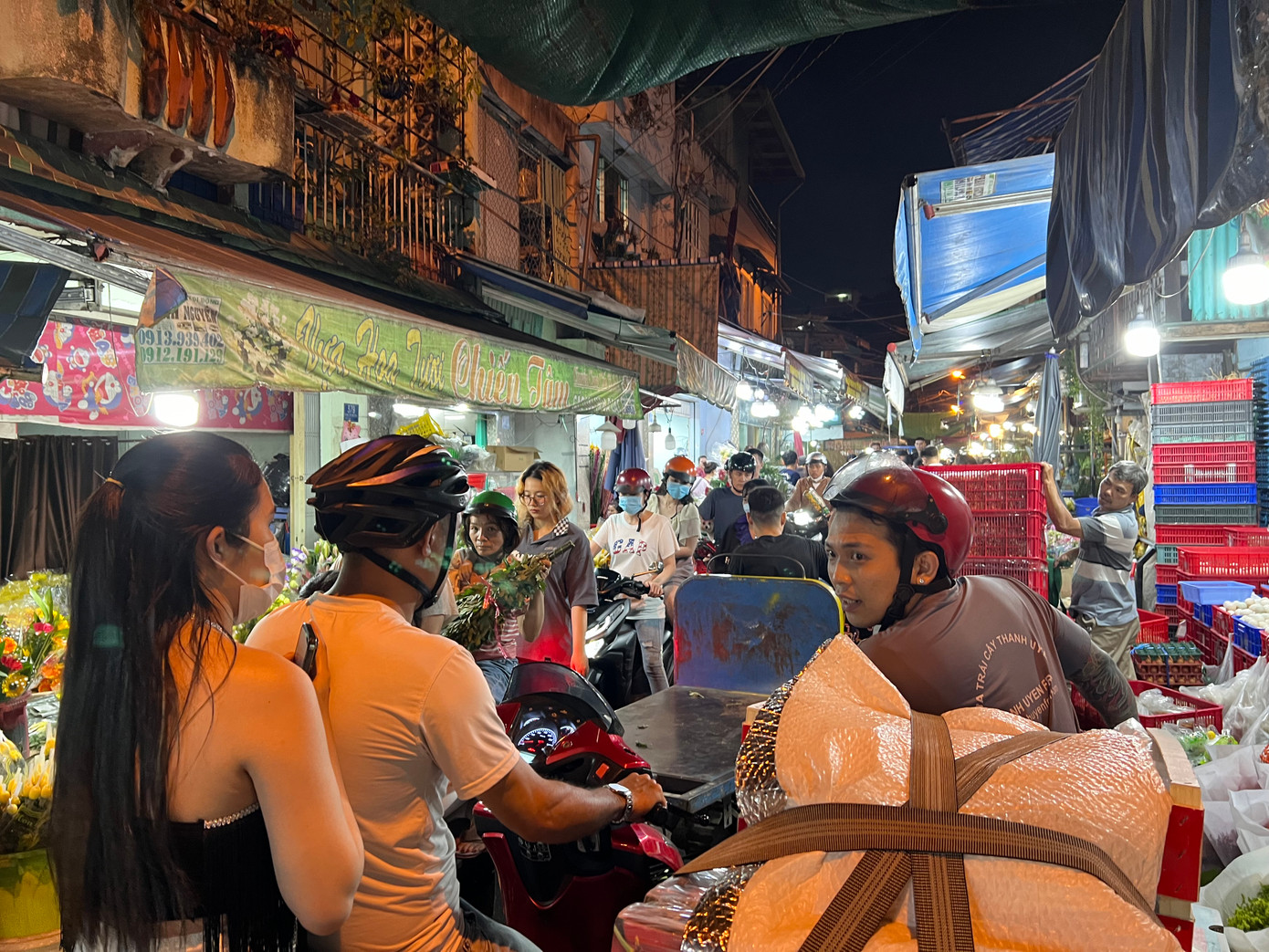 Bên trong chợ cũng chật kín. Từ đây đến ngày 9/2 (30 tháng Chạp), chợ sẽ còn đông đúc hơn trước trước khi tổng vệ sinh, trả mặt bằng sạch đẹp để thành phố đón giao thừa Tết Nguyên đán 2024 Bên trong chợ cũng chật kín. Từ đây đến ngày 9/2 (30 tháng Chạp), chợ sẽ còn đông đúc hơn trước trước khi tổng vệ sinh, trả mặt bằng sạch đẹp để thành phố đón giao thừa Tết Nguyên đán 2024