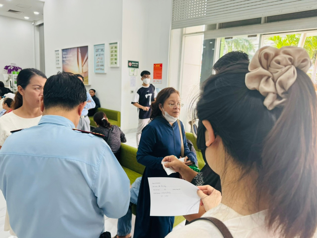 Nhiều người đến ngân hàng Vietcombank từ sau 15h tỏ ra thất vọng vì không mua được vàng và nhận được phiếu hẹn giao dịch vào ngày hôm sau. Nhiều người đến ngân hàng Vietcombank từ sau 15h tỏ ra thất vọng vì không mua được vàng và nhận được phiếu hẹn giao dịch vào ngày hôm sau.