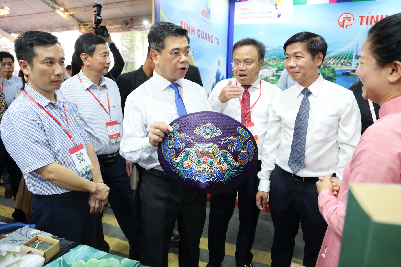 Ông Nguyễn Văn Dũng (giữa) - Phó Chủ tịch UBND TPHCM tham quan các gian hàng