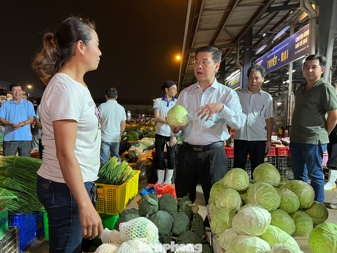 Phó Chủ tịch UBND TPHCM Nguyễn Văn Dũng bất ngờ khi biết giá nhiều loại rau củ chỉ 10.000 đồng/kg dịp cận Tết. Phó Chủ tịch UBND TPHCM Nguyễn Văn Dũng bất ngờ khi biết giá nhiều loại rau củ chỉ 10.000 đồng/kg dịp cận Tết.