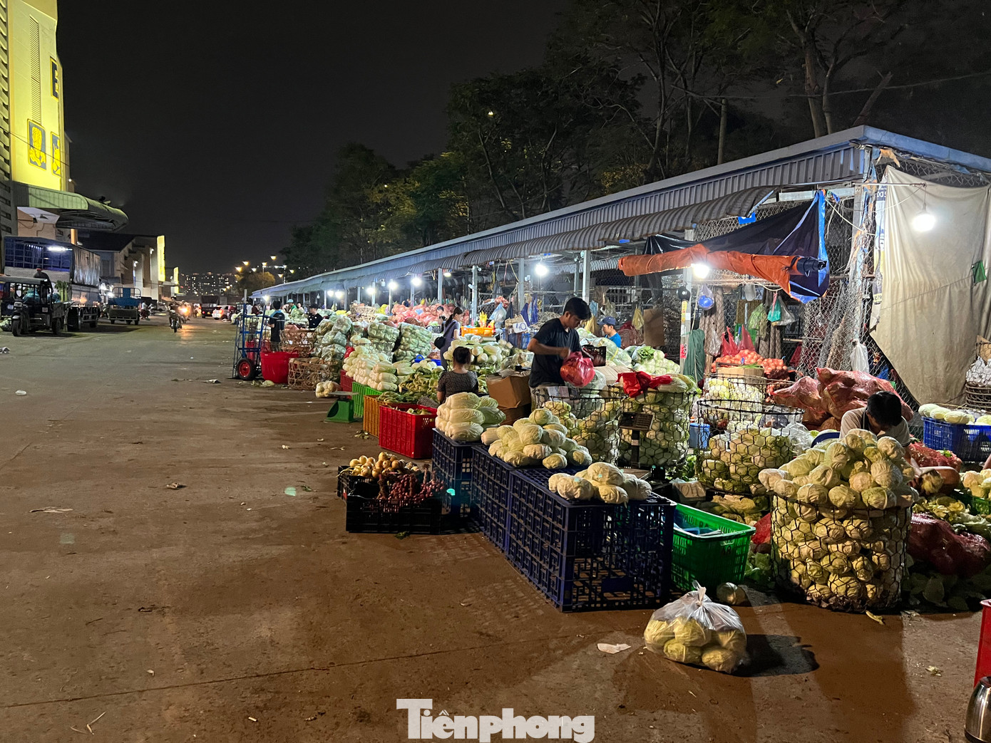 Nhiều quầy hàng rau củ, thịt cá, thủy hải sản trong chợ Bình Điền không còn tấp nập như trước. Nhiều quầy hàng rau củ, thịt cá, thủy hải sản trong chợ Bình Điền không còn tấp nập như trước.