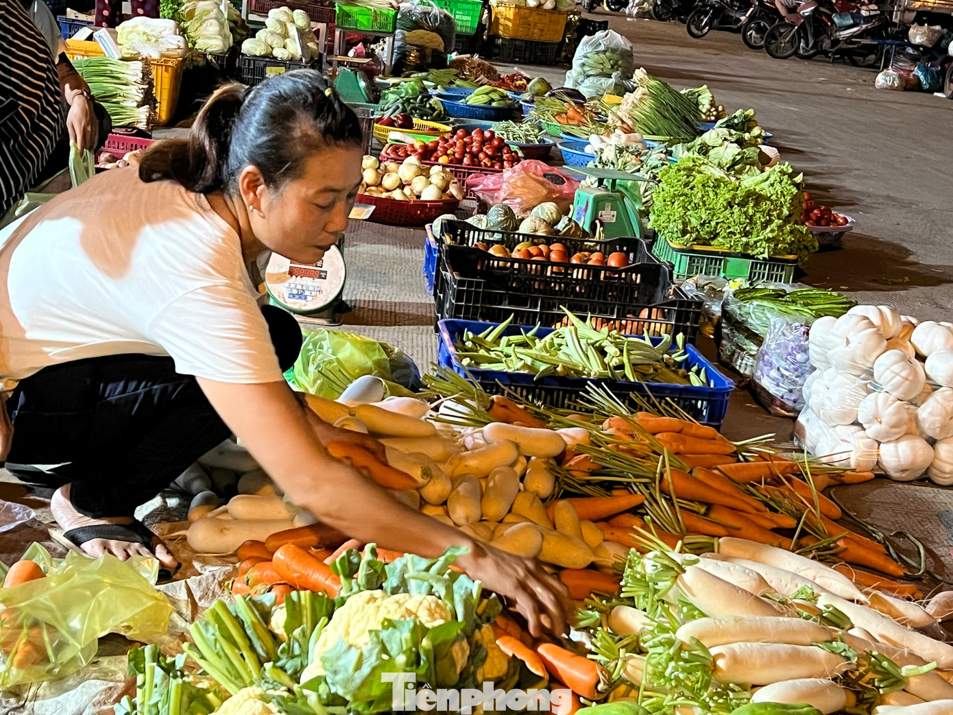 Chị Trần Thị Hạnh buồn thiu vì chưa bao giờ ế hàng như lúc này. Chị Trần Thị Hạnh buồn thiu vì chưa bao giờ ế hàng như lúc này.