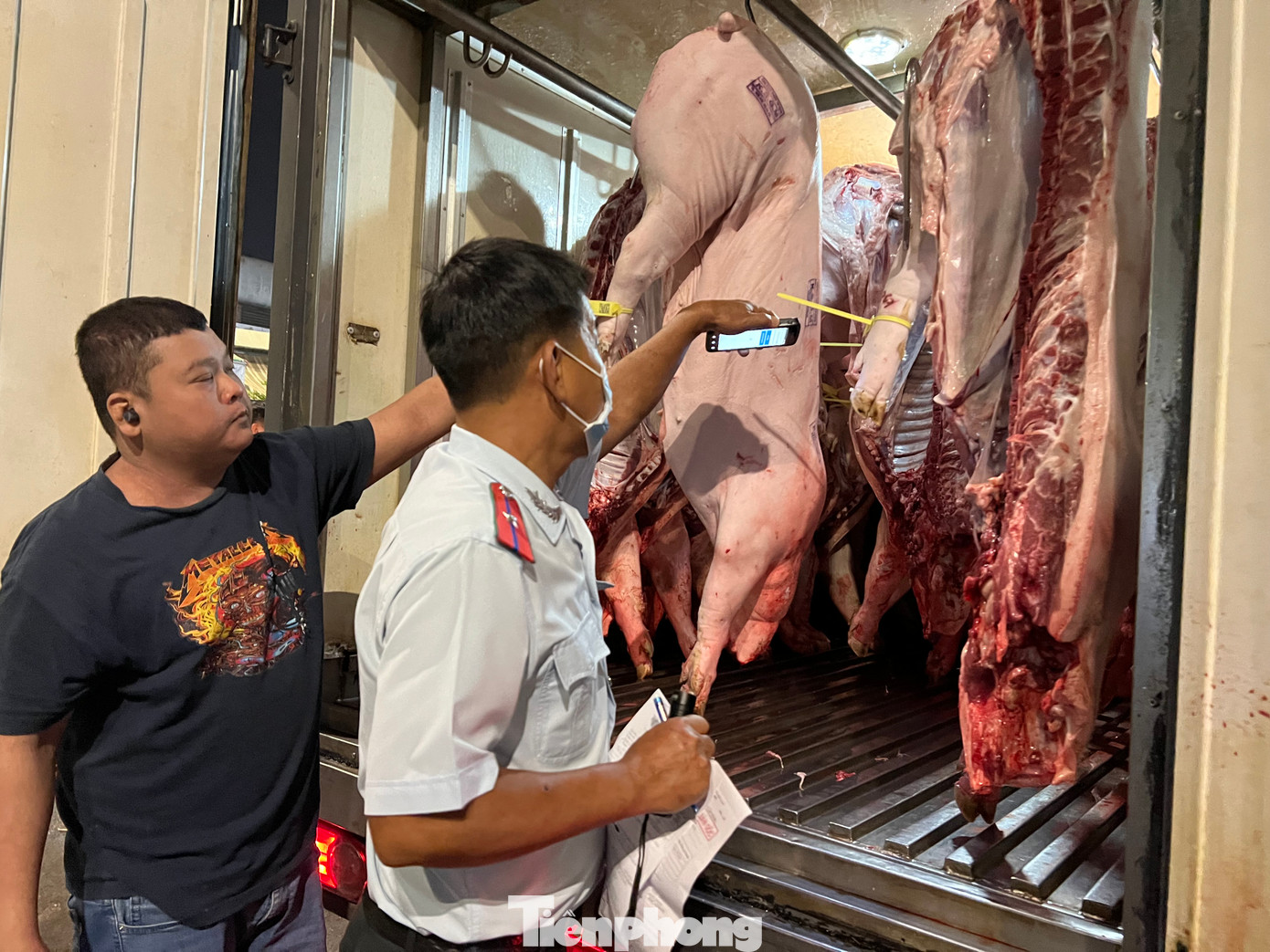 Lực lượng quản lý an toàn thực phẩm TPHCM truy xuất nguồn gốc thịt heo tại chợ đầu mối Hóc Môn Lực lượng quản lý an toàn thực phẩm TPHCM truy xuất nguồn gốc thịt heo tại chợ đầu mối Hóc Môn