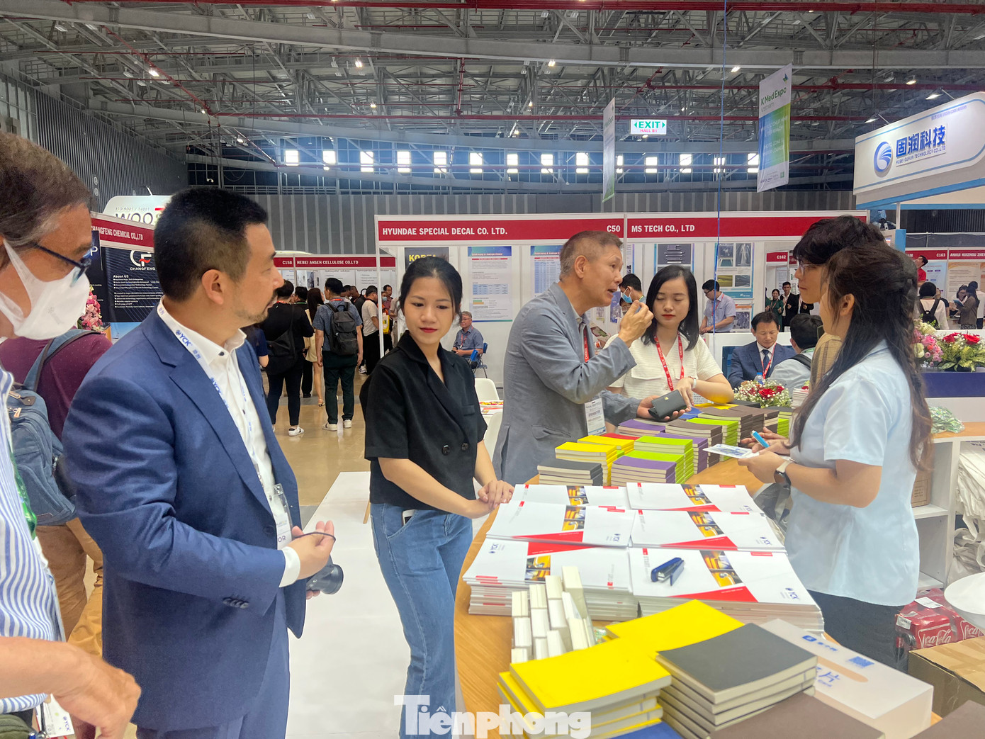 Doanh nghiệp trong nước tìm kiếm cơ hội xuất khẩu tại các triển lãm. Doanh nghiệp trong nước tìm kiếm cơ hội xuất khẩu tại các triển lãm.