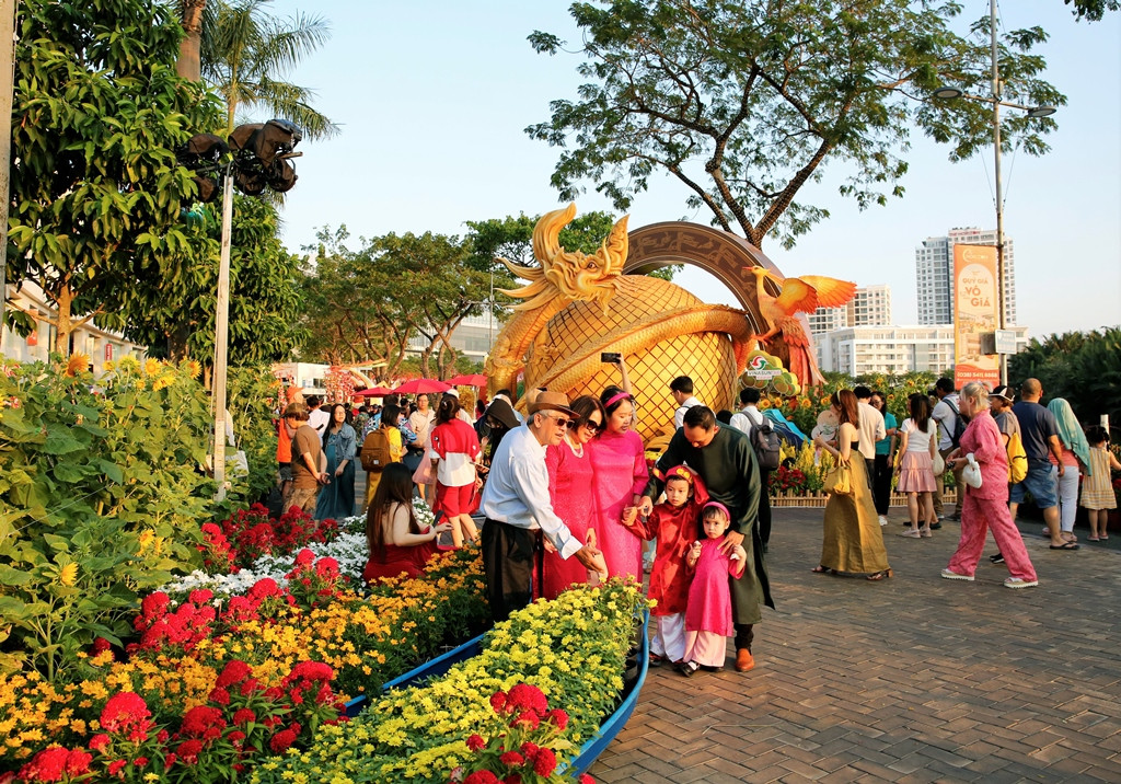 Trẻ em xúng xính áo dài dạo đường hoa xuân. Trẻ em xúng xính áo dài dạo đường hoa xuân.