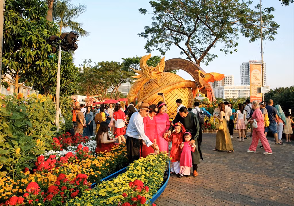 Trẻ em xúng xính áo dài dạo đường hoa xuân.