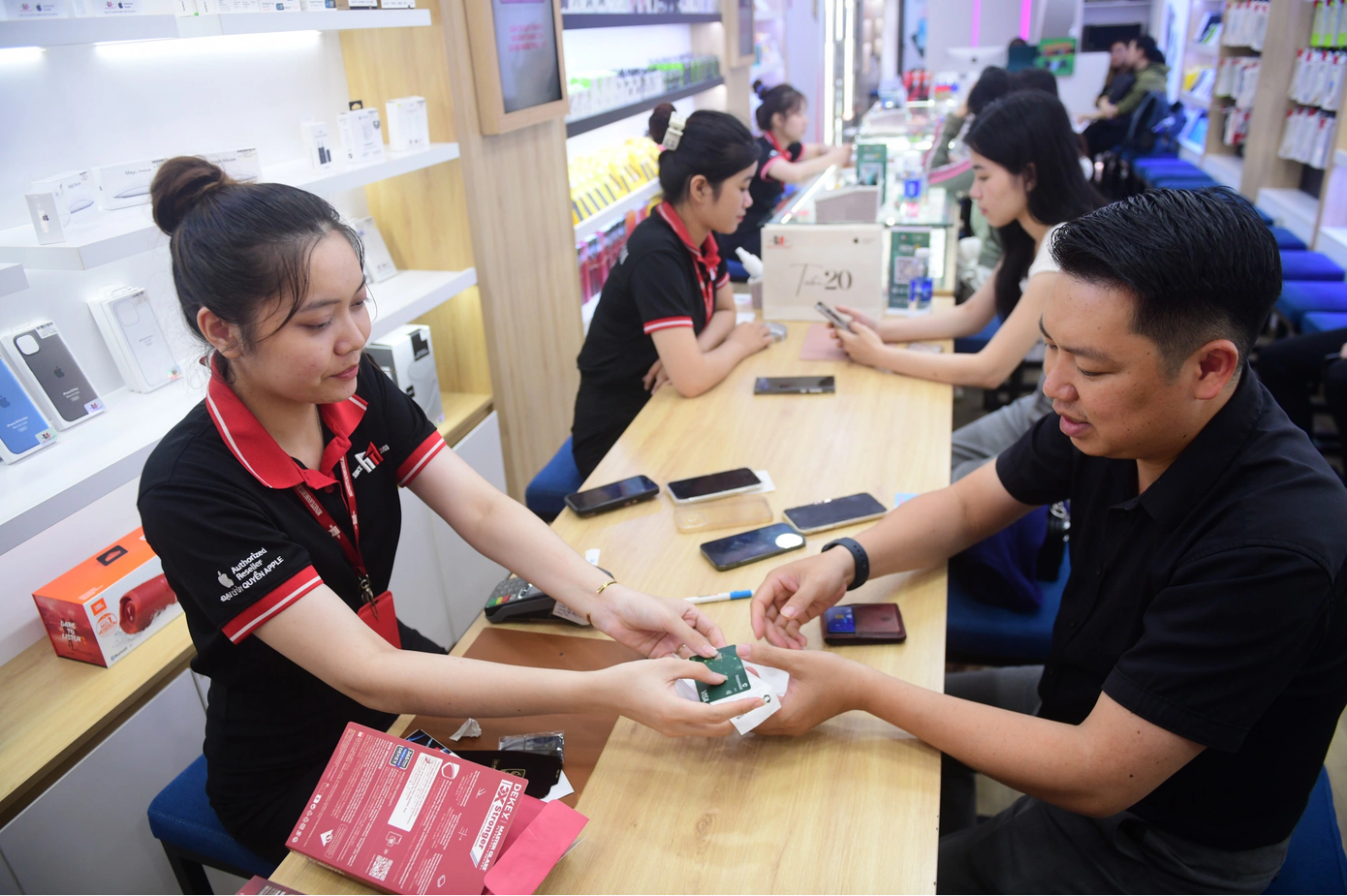 Thanh toán không dùng tiền mặt ngày càng được ưa chuộng.