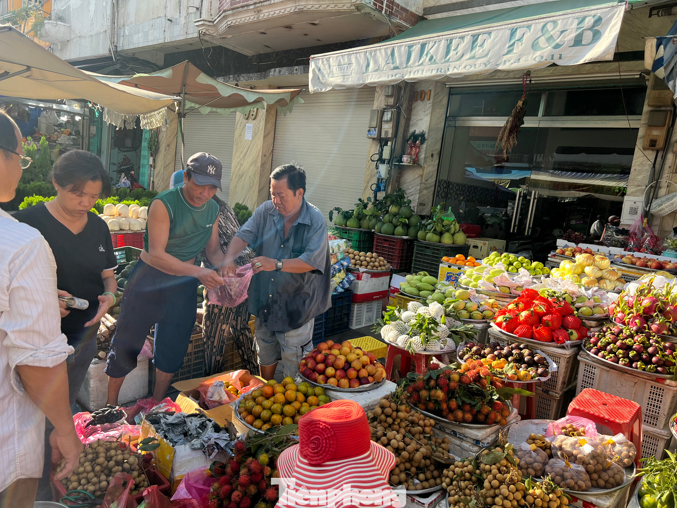 Khách mua đồ cúng chỉ với số lượng nhỏ, không đầy ắp như những năm trước.