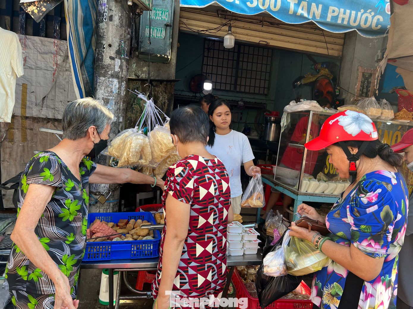 Một quầy hàng đậu phụ khá đông khách, giá như bình thường, từ 4.000 đồng/bìa đậu phụ. Tuy nhiên, theo lời người bán, lượng khách đến mua đậu và số lượng bán ra trong ngày giảm hơn 50% so với trước.