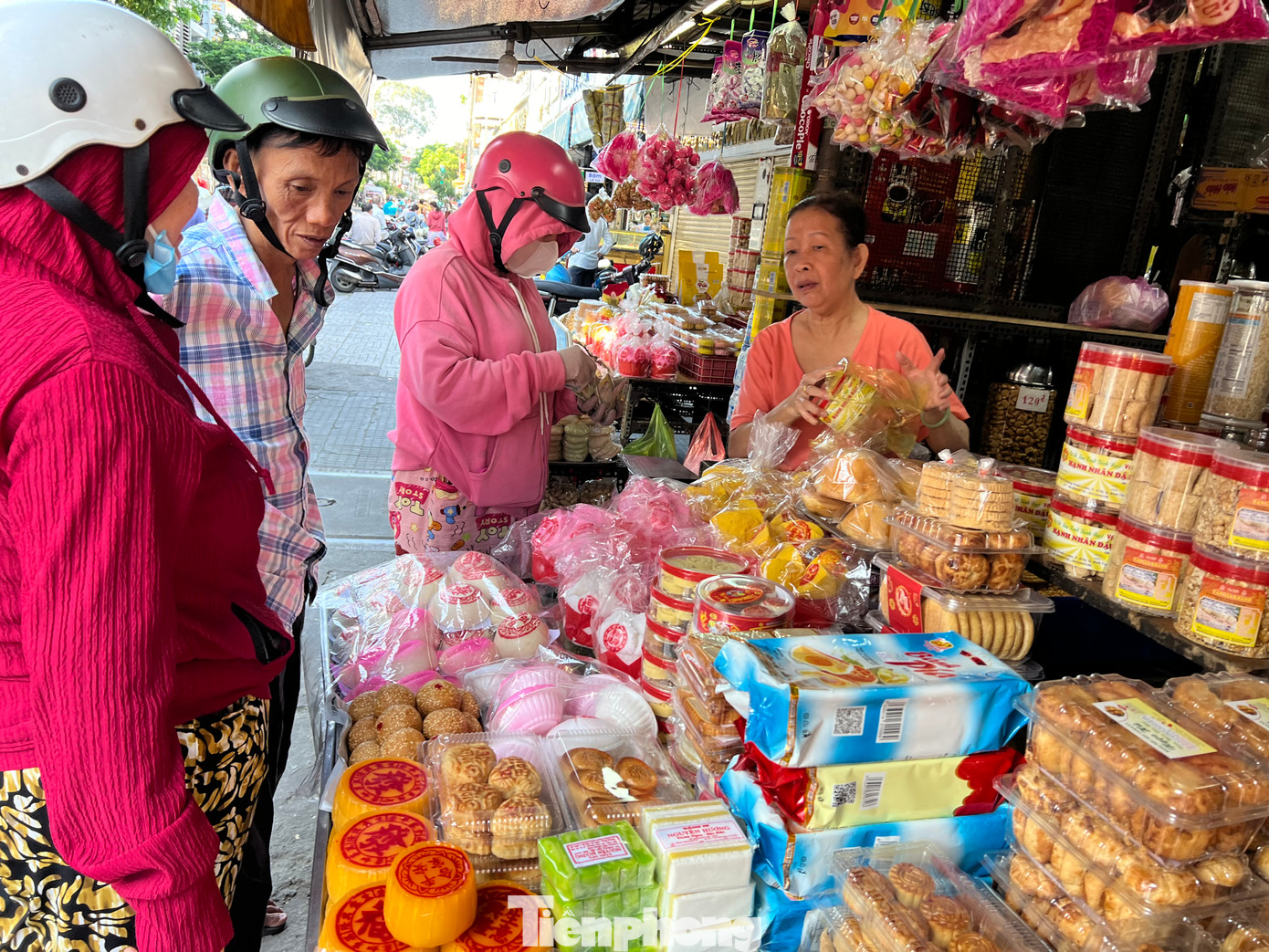 Một sạp bánh đặc trưng của người Hoa ở quận 5, trước đây khách xếp hàng dài chờ mua, nay chỉ còn thưa thớt vài người. Giá cả các loại bánh ở đây từ 30.000 - 50.000 đồng/cái, tùy loại.