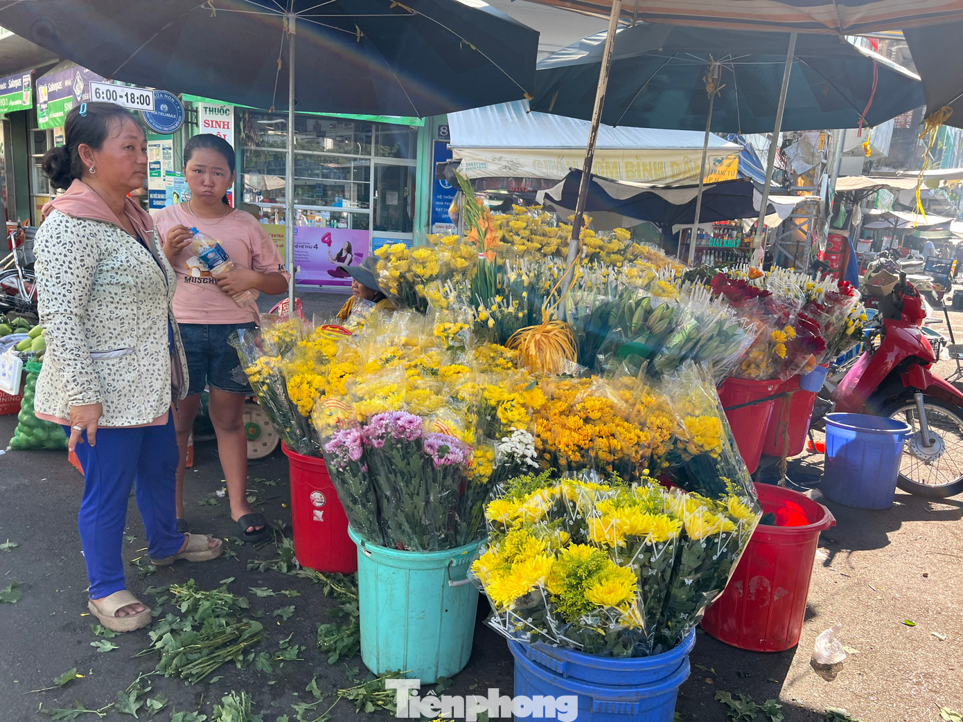 Hướng ánh mắt ra xa ngóng chờ khách, một tiểu thương kinh doanh hoa trên đường Trang Tử (quận 5, cạnh Bến xe Chợ Lớn) nói rất bất ngờ vì hôm nay đúng ngày rằm mà sức mua lại ảm đạm đến như vậy. “Từ sáng tới trưa, số khách đến mua bông cúng chỉ đếm trên đầu ngón tay. Trong khi vài năm trước, những dịp rằm lớn thế này, tôi huy động cả nhà ra phụ, bán thâu đêm cũng không hết khách”, nữ tiểu thương thở dài.