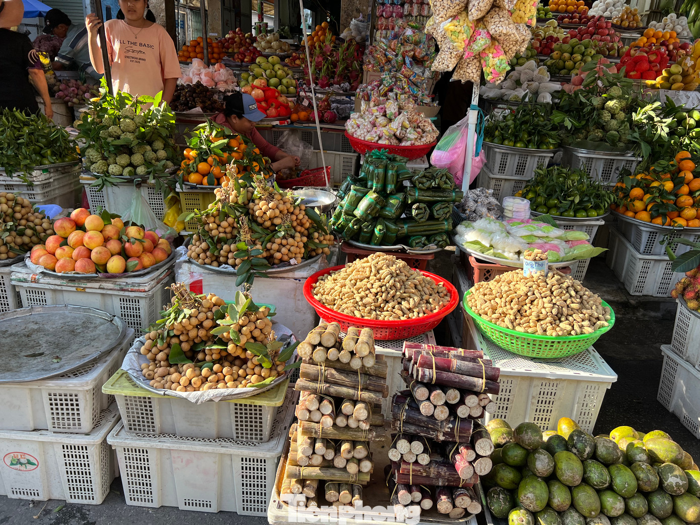 Sáng 28/8 (15/7 âm lịch), ngày này còn được gọi là lễ Vu Lan báo hiếu, hay Rằm tháng 7. Đây là một trong những ngày rằm lớn của người Việt Nam. Ngay từ sáng sớm, tiểu thương các chợ truyền thống ở TPHCM đã bày bán đủ các sản phẩm phục vụ nhu cầu cúng rằm của người dân.