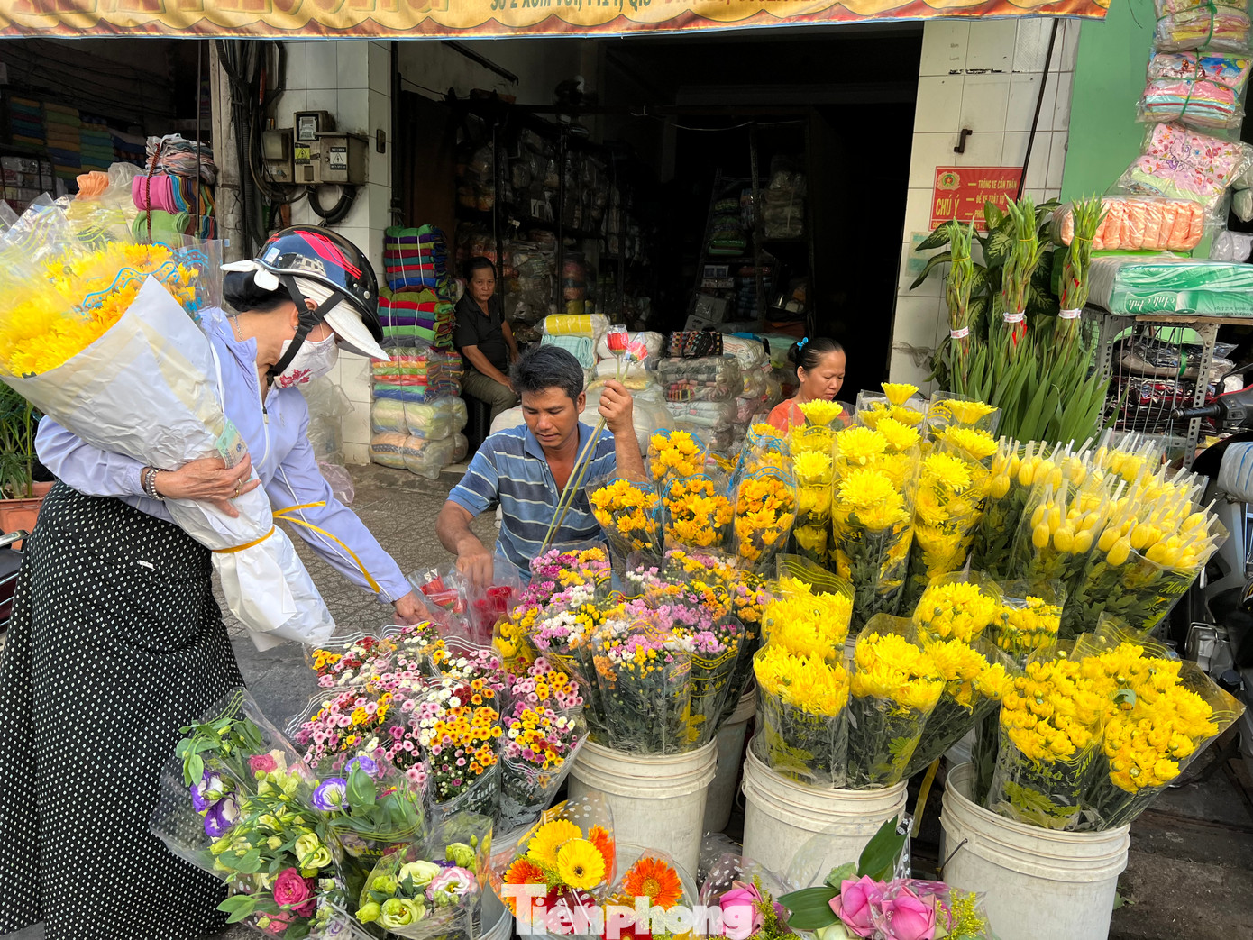Các loại hoa cúng cũng tăng nhẹ khoảng 2.000 - 5.000 đồng, trong đó sen từ 35.000 đồng/cây, cúc 45.000 đồng/bó, hoa đồng tiền 5.000 đồng/cây…