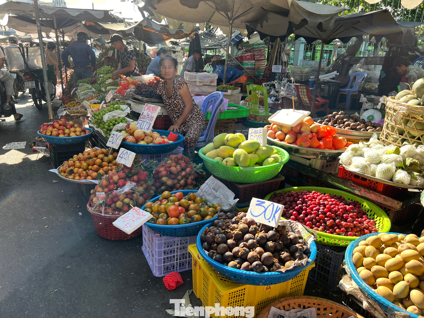 Tại nhiều chợ lớn ở TPHCM như Hòa Bình (quận 5), Phú Lâm (quận 6), Bà Chiểu, Thị Nghè (quận Bình Thạnh)… hoa trái rất phong phú, giá có tăng so với ngày thường từ 10 – 15% như xoài cát 45.000 – 55.000 đồng/kg, măng cụt 60.000 đồng/kg, thanh long 20.000 đồng/kg, chôm chôm 50.000 đồng/kg, quýt 65.000 đồng/kg, nhãn xuồng 80.000 đồng/kg, bưởi da xanh 60.000 đồng/kg…;