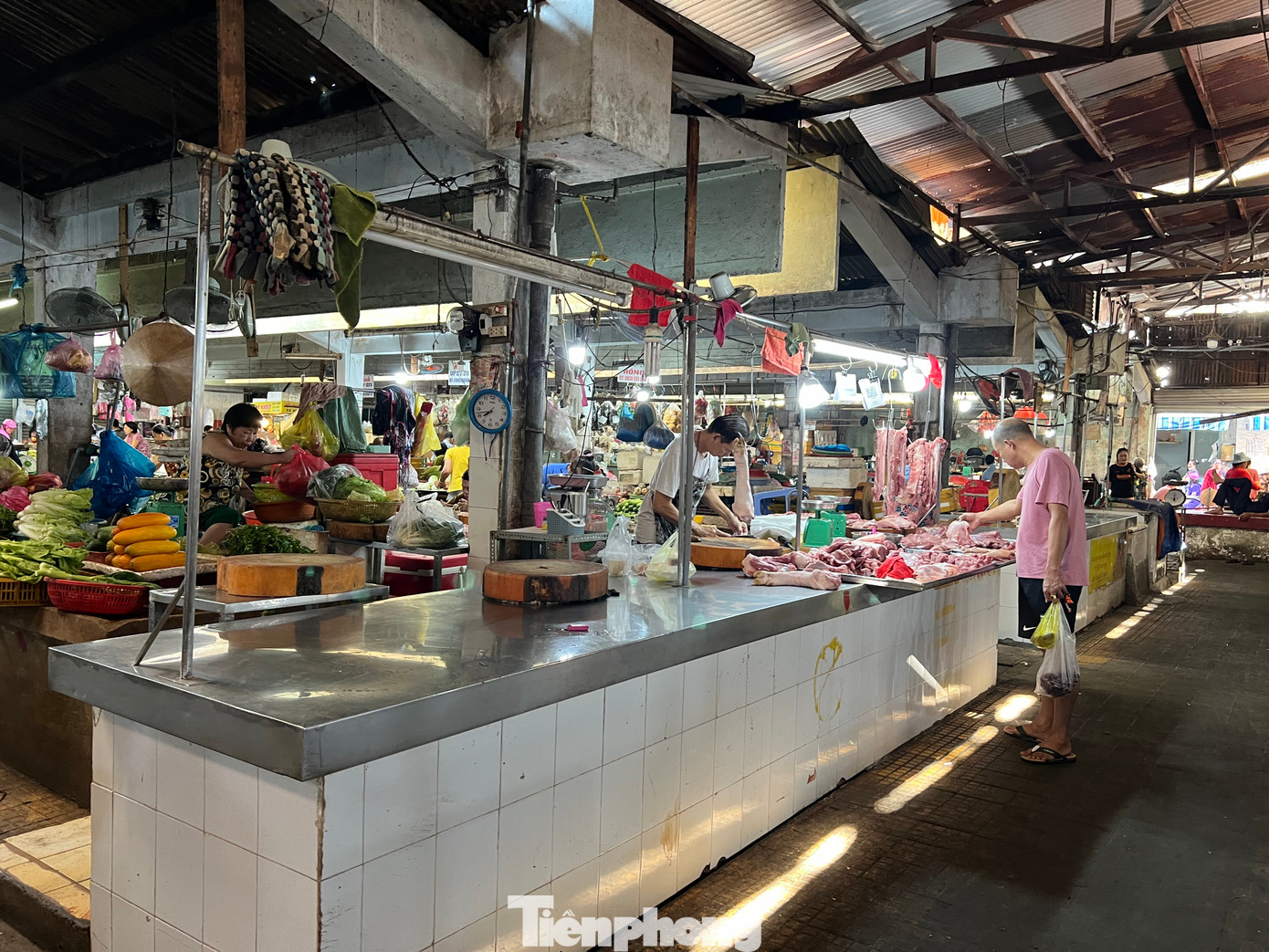 Một quầy hàng thịt heo (lợn), thịt còn nhiều nhưng hầu như không ai mua. "Dịp rằm nên khách ít mua thịt nhưng các mặt hàng đồ chay, rau củ cũng không bán được bao nhiêu", ông Bình, tiểu thương chợ cho hay.