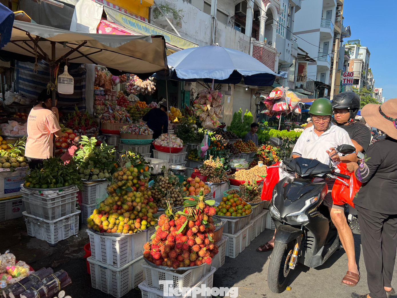 Theo ghi nhận của phóng viên, mặt hàng trái cây, bông cúng, vàng mã… đủ các loại được các thương nhân đưa về chợ từ vài hôm trước. “Chúng tôi mới nhập hàng với số lượng lớn về chợ được hai hôm, tuy nhiên khoảng một tháng trước đã liên hệ với các đầu mối để đăng ký số lượng hoa trái cần có” – chị Thắm, tiểu thương chợ Hòa Hưng (quận 10) nói.