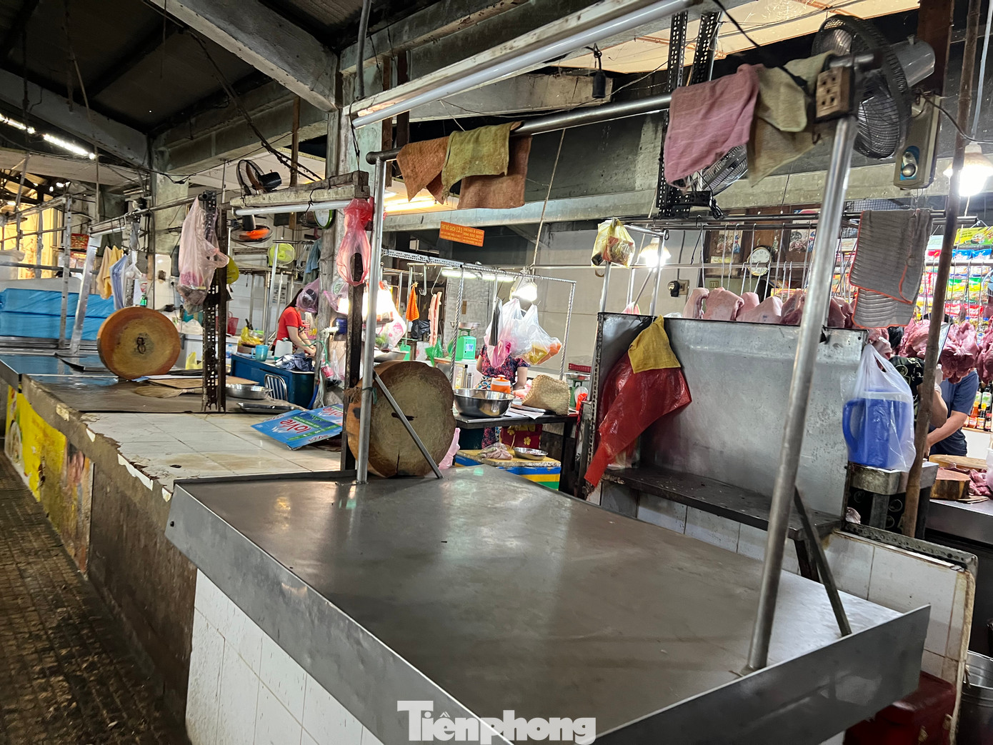 Bên trong chợ Thiếc (quận 11), nhiều quầy hàng ngừng hoạt động