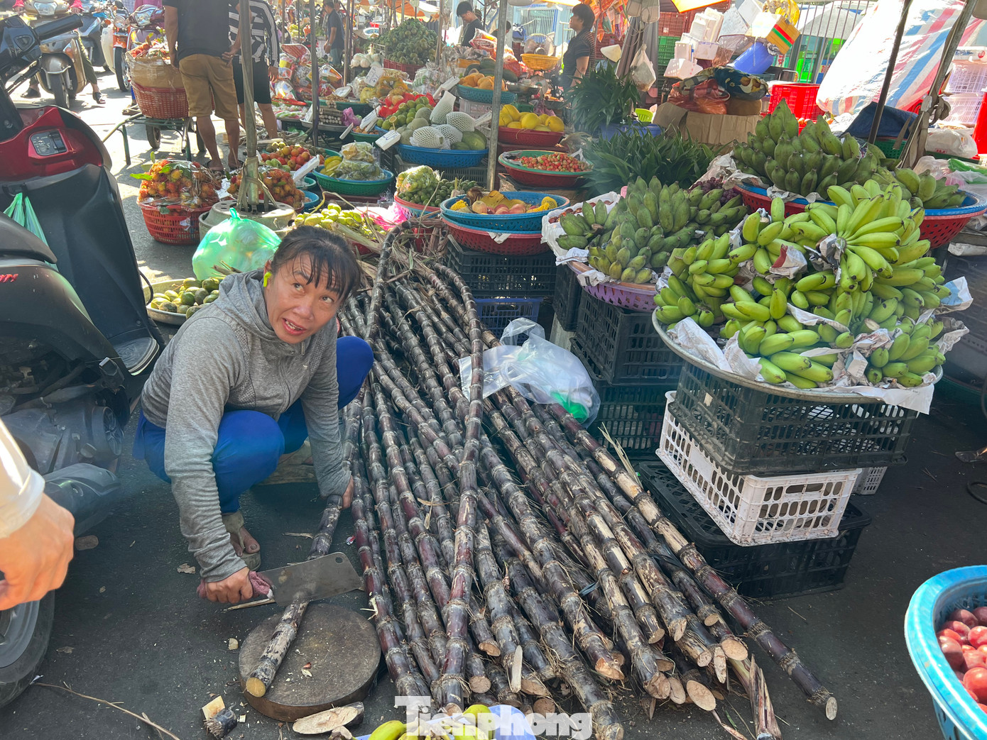 Chuẩn bị sẵn bó mía cây để khách mua cúng rằm, tiểu thương này cho biết, sáng giờ mới có khách hỏi mua cây mía với chỉ 20.000 đồng. "Nếu bán không hết trong hôm nay thì coi như phải ôm hàng, lỗ vốn vì sang ngày mai thì không mấy ai mua nữa" - nữ tiểu thương lo lắng nói.