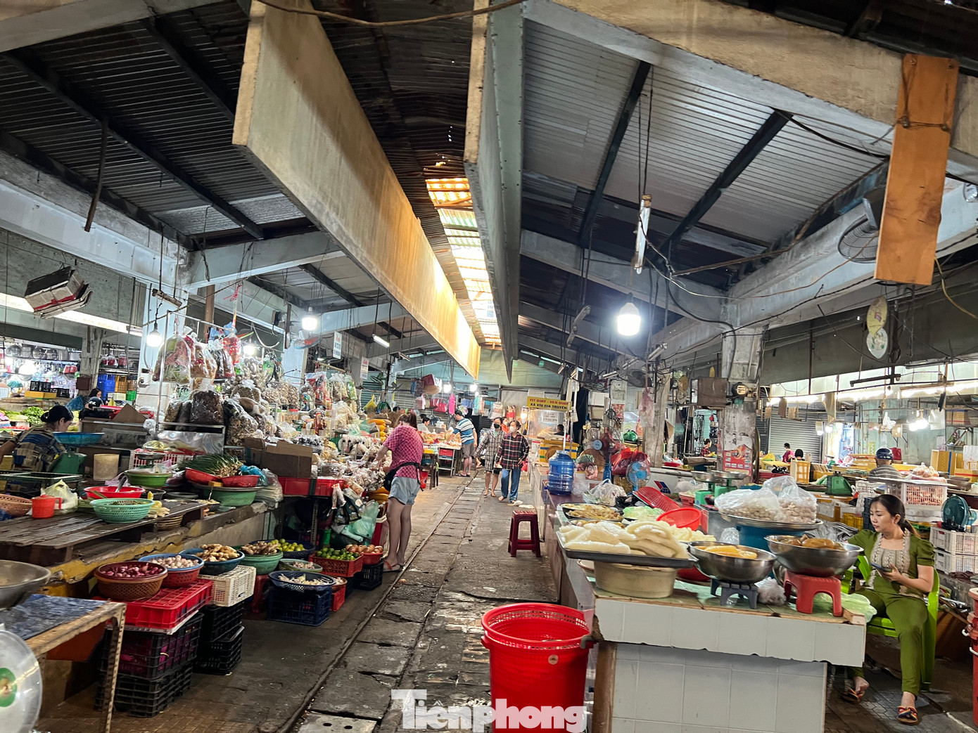 Những sạp hàng còn kinh doanh thì vắng vẻ, ế ẩm, người bán nhiều hơn người mua.