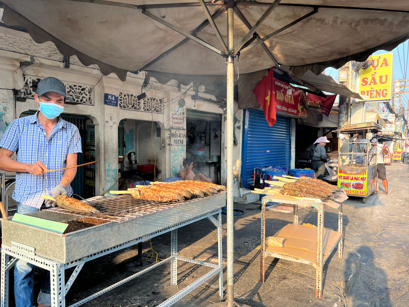 Con đường Tân Kỳ Tân Quý (quận Tân Phú) nổi tiếng với món cá lóc nướng ngon và rẻ. Ngày vía Thần Tài (mùng 10 tháng Giêng), cả con đường nức mùi thơm bởi cả chục cửa hàng kinh doanh cá lóc nướng bày bếp than đỏ rực, nướng trực tiếp từng con cá phục vụ nhu cầu người dân. Con đường Tân Kỳ Tân Quý (quận Tân Phú) nổi tiếng với món cá lóc nướng ngon và rẻ. Ngày vía Thần Tài (mùng 10 tháng Giêng), cả con đường nức mùi thơm bởi cả chục cửa hàng kinh doanh cá lóc nướng bày bếp than đỏ rực, nướng trực tiếp từng con cá phục vụ nhu cầu người dân.