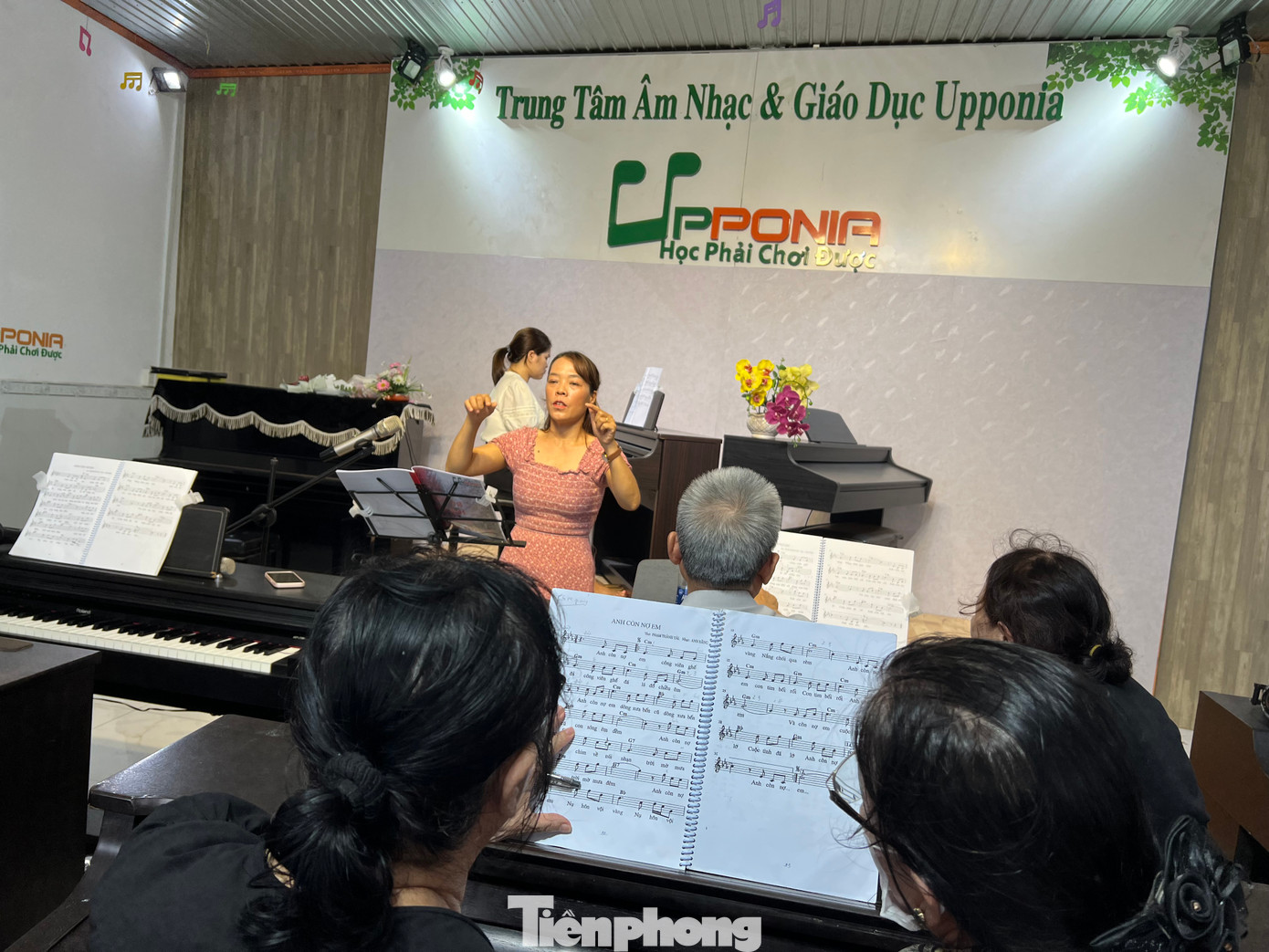 Vậy mà cô Trần Thị Thọ không chỉ đứng ra mở lớp mà còn dạy miễn phí cho những người cao tuổi.