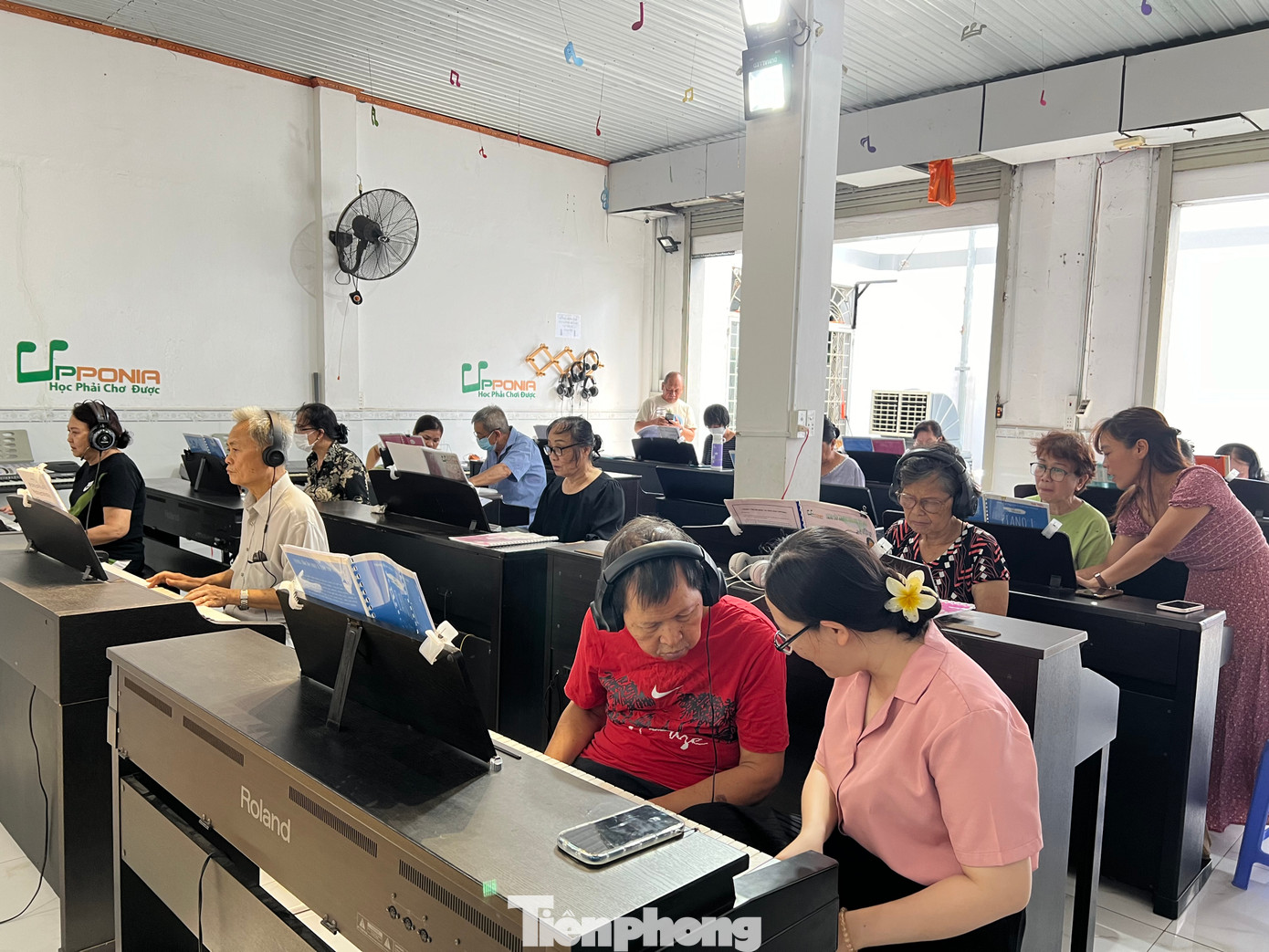 Mỗi học viên dù ở độ tuổi nào cũng có một câu chuyện thú vị truyền cho người khác những cảm hứng để theo đuổi đam mê. Ai cũng hào hứng, phấn khởi mỗi khi đến lớp.