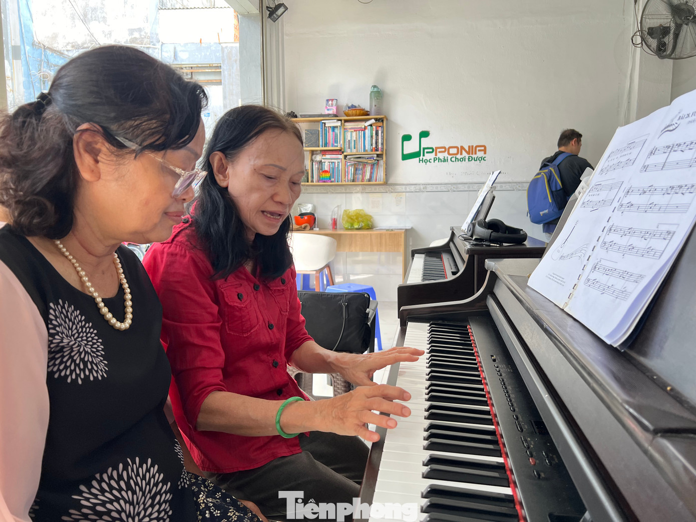 Các học viên còn hướng dẫn, dìu nhau qua từng nốt nhạc, phím đàn.