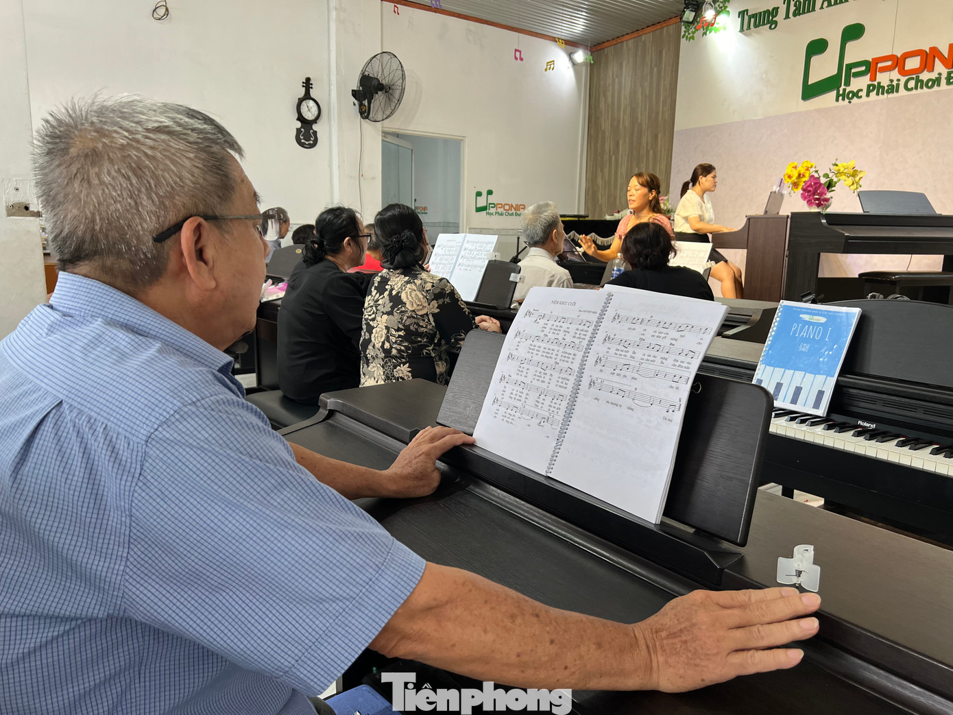 “Các cô chú lớn tuổi rất ý thức chuyện học hành nhưng lại mau quên. Nếu thu học phí thì họ sẽ ngần ngại không đi học. Vì vậy tôi nghĩ tới việc không thu học phí để các cô chú chỉ chuyên tâm đi học thôi” - chị Thọ bộc bạch.