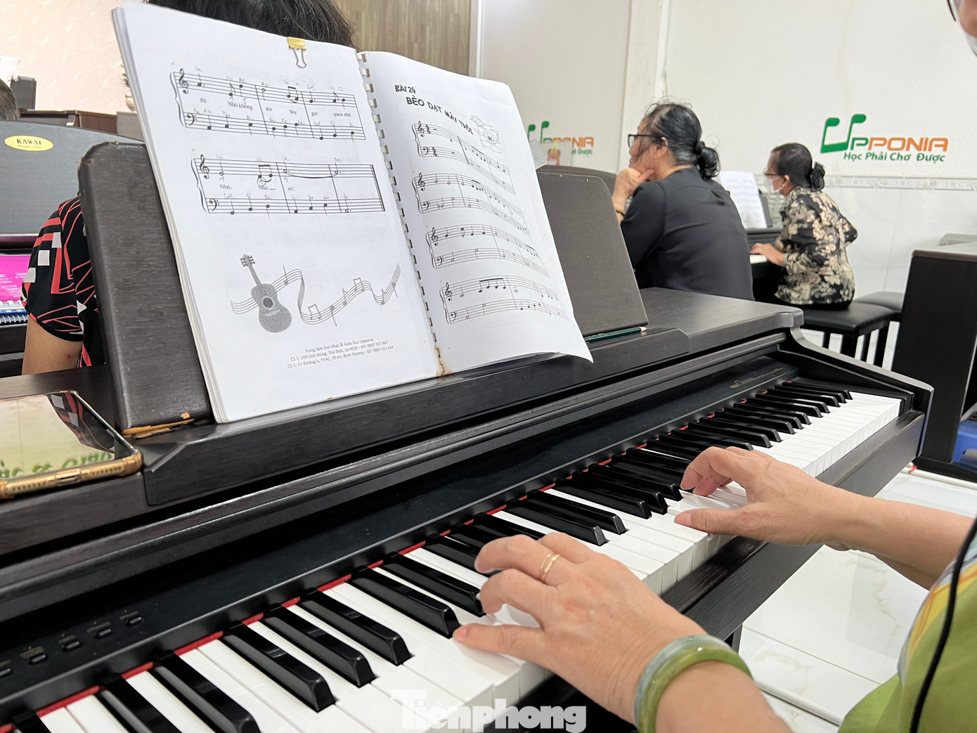 Dạy học piano cho người lớn tuổi không hề đơn giản khi các ngón tay cứng, lại không còn linh hoạt và trí nhớ không còn minh mẫn. Nhiều nơi ngại nhận học viên cao tuổi vì dạy rất cực, mất nhiều thời gian hơn.