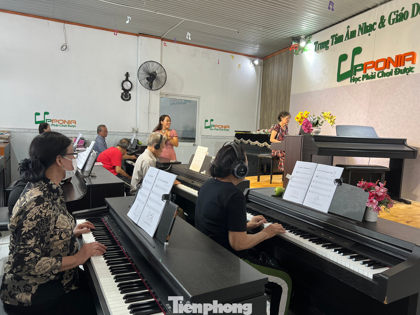 Bất kể mưa hay nắng, cứ đến các ngày thứ Ba và thứ Sáu mỗi tuần, các cô chú lớn tuổi từ nhiều nơi ở TPHCM, có khi tận Bình Dương, Đồng Nai, Long An… cũng lặn lội đi 2 - 3 chuyến xe buýt để đến lớp học tại Trung tâm Upponia (TP Thủ Đức, TPHCM).