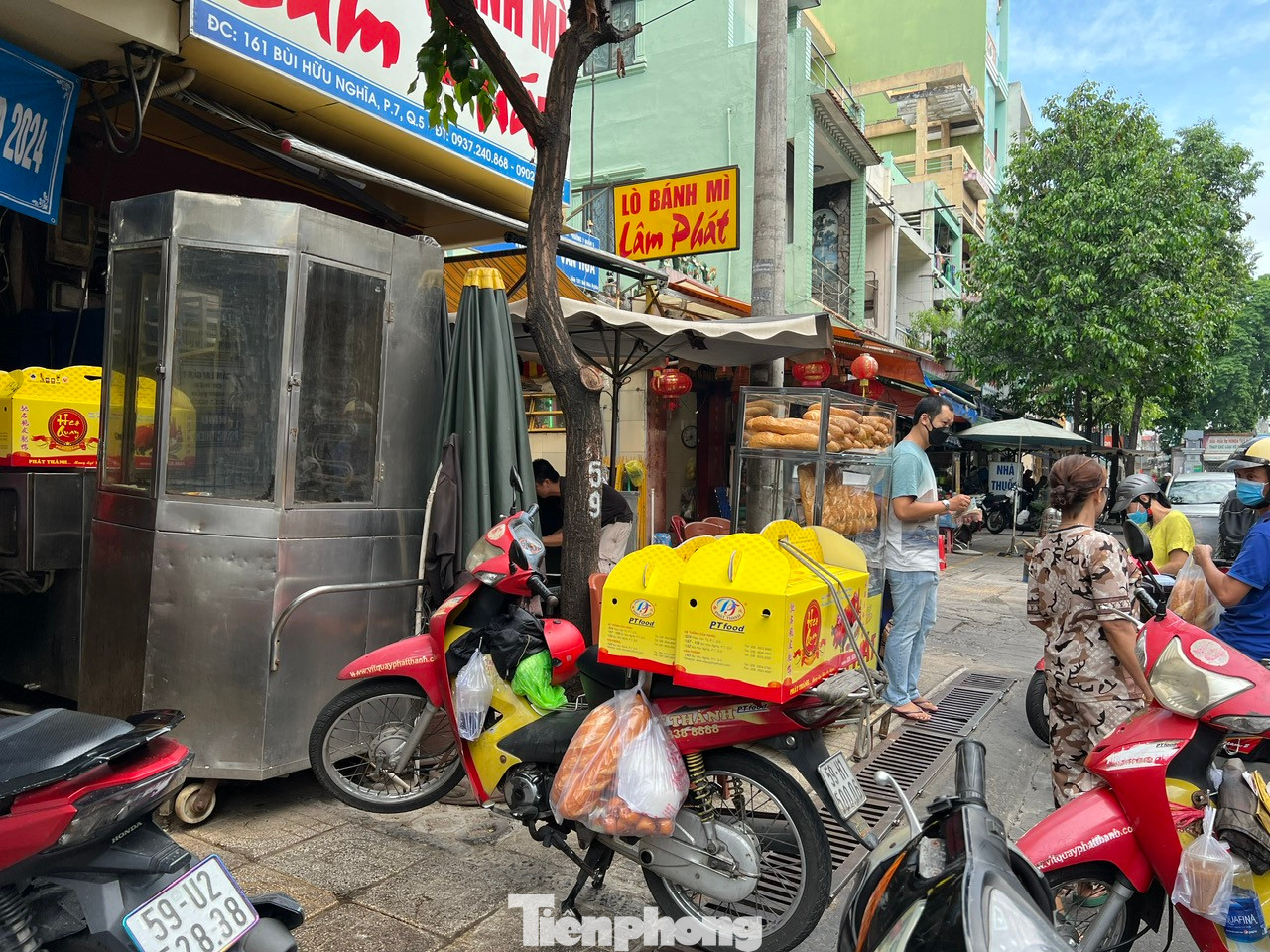 Thịt quay đã chuẩn bị sẵn sàng trao trước giờ cúng của khách đặt trước