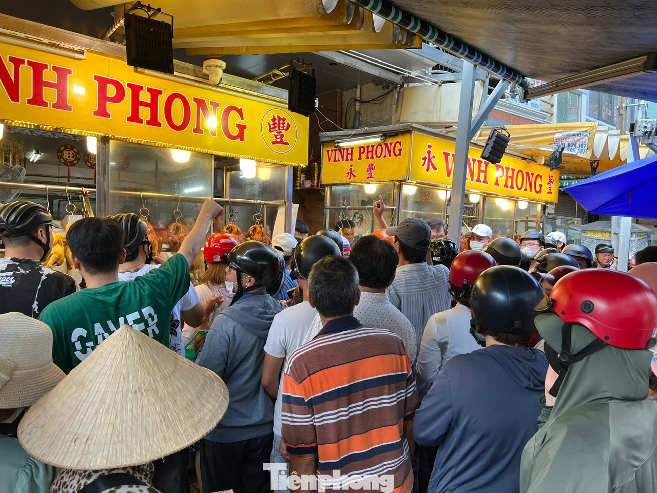 Tầm 9h, khách xếp hàng đông nghịt chờ mua thịt cúng Tết Đoan Ngọ. Theo quan niệm của nhiều người, do phải bày mâm cúng trước 12h nên ai cũng tranh thủ mua sớm.