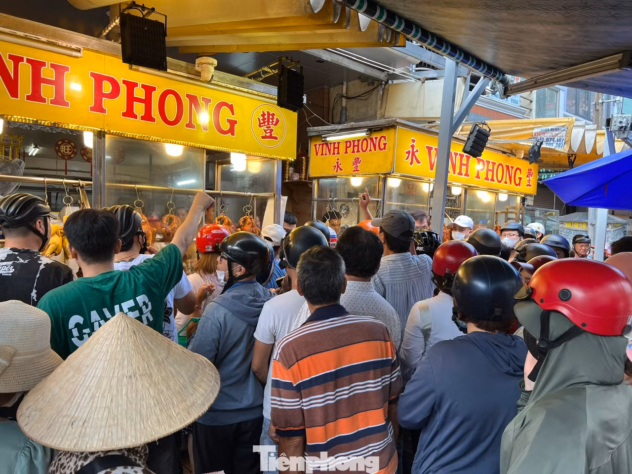 Tầm 9h, khách xếp hàng đông nghịt chờ mua thịt cúng Tết Đoan Ngọ. Theo quan niệm của nhiều người, do phải bày mâm cúng trước 12h nên ai cũng tranh thủ mua sớm.
