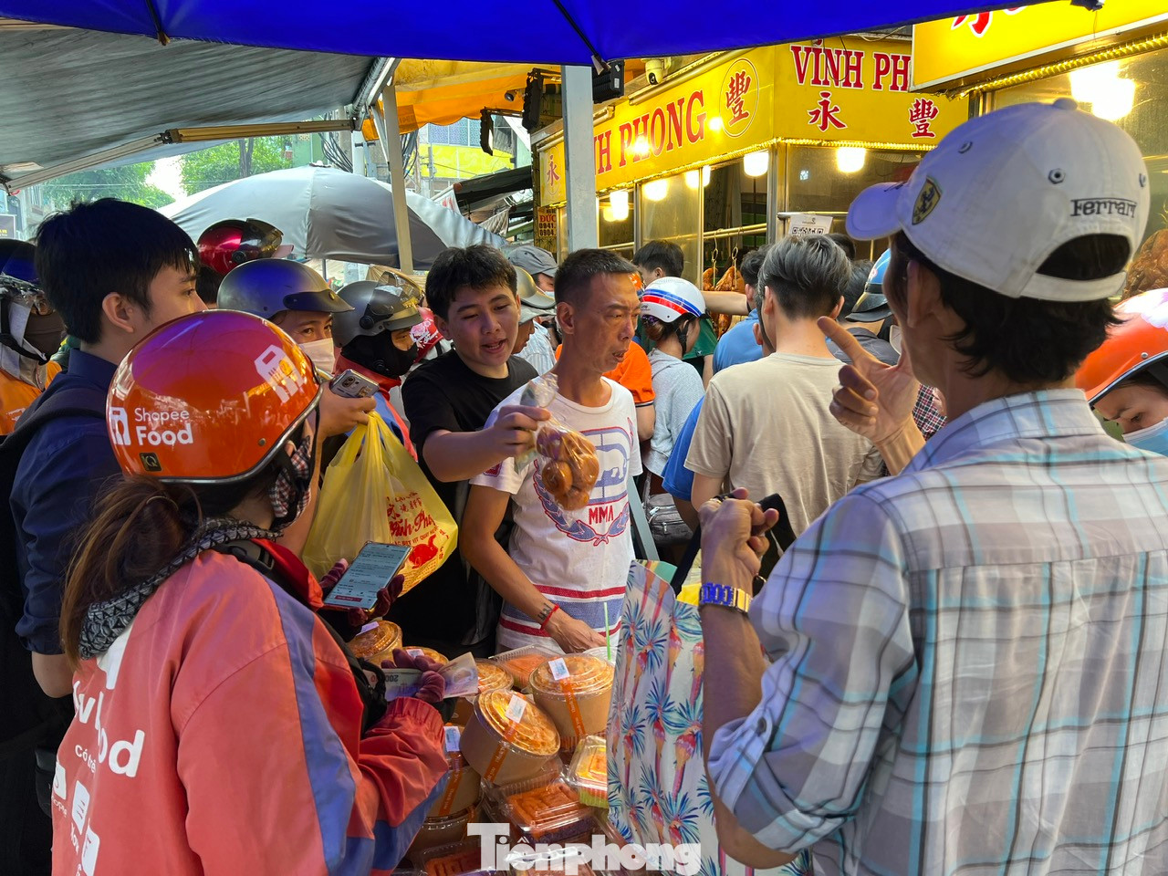 Cửa hàng nào cũng chật kín người, nhiều người không thể chờ đợi đã đặt tài xế công nghệ mua hàng hộ.