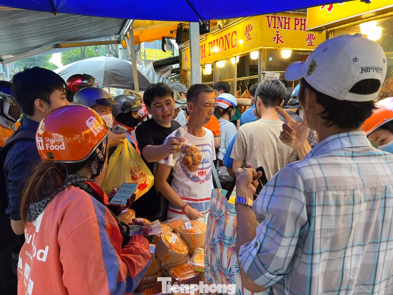 Cửa hàng nào cũng chật kín người, nhiều người không thể chờ đợi đã đặt tài xế công nghệ mua hàng hộ.