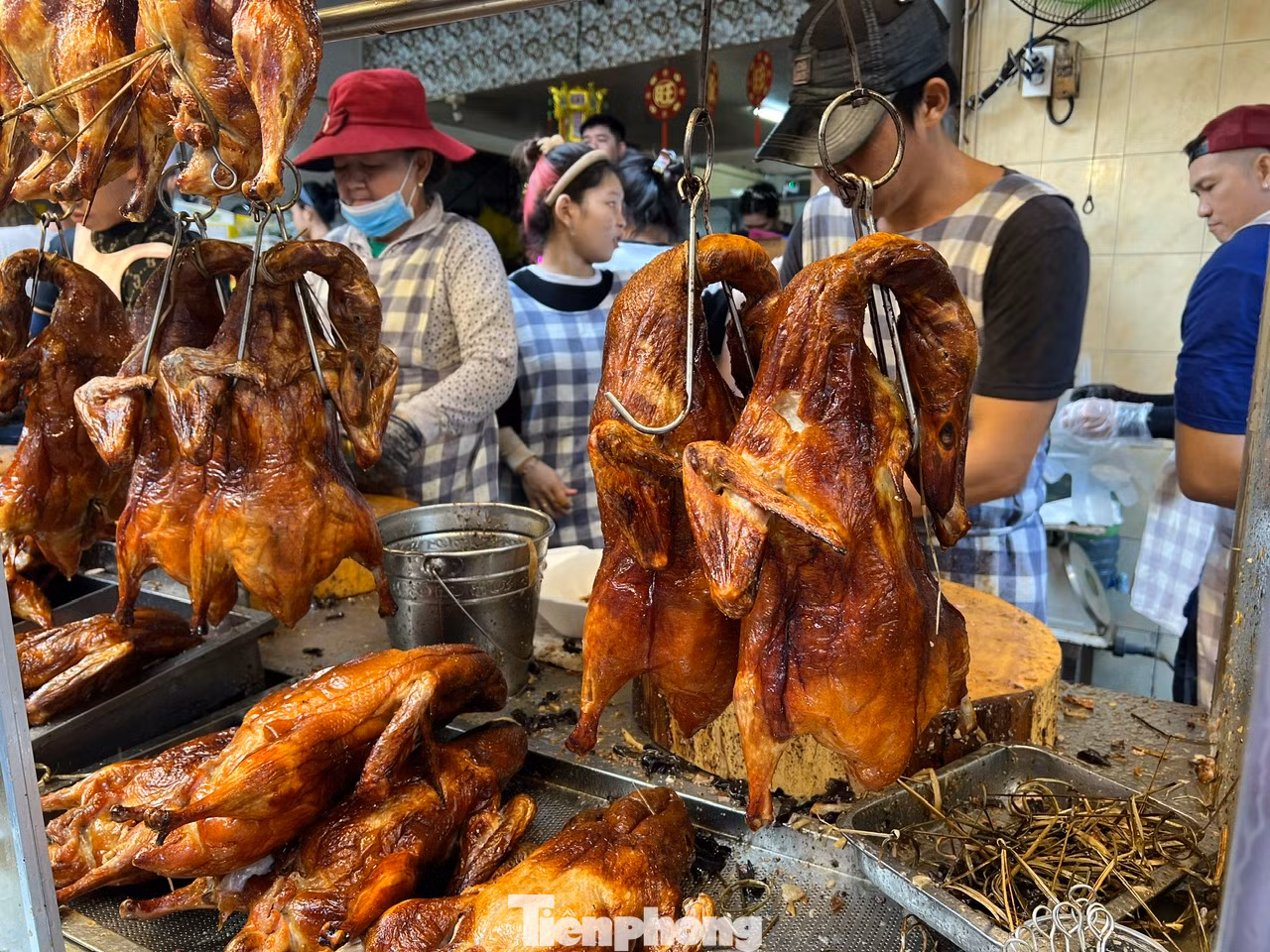 Giá cả ngày Tết Đoan Ngọ không khác ngày thường, tầm 450.000 đồng/con gà, vịt quay