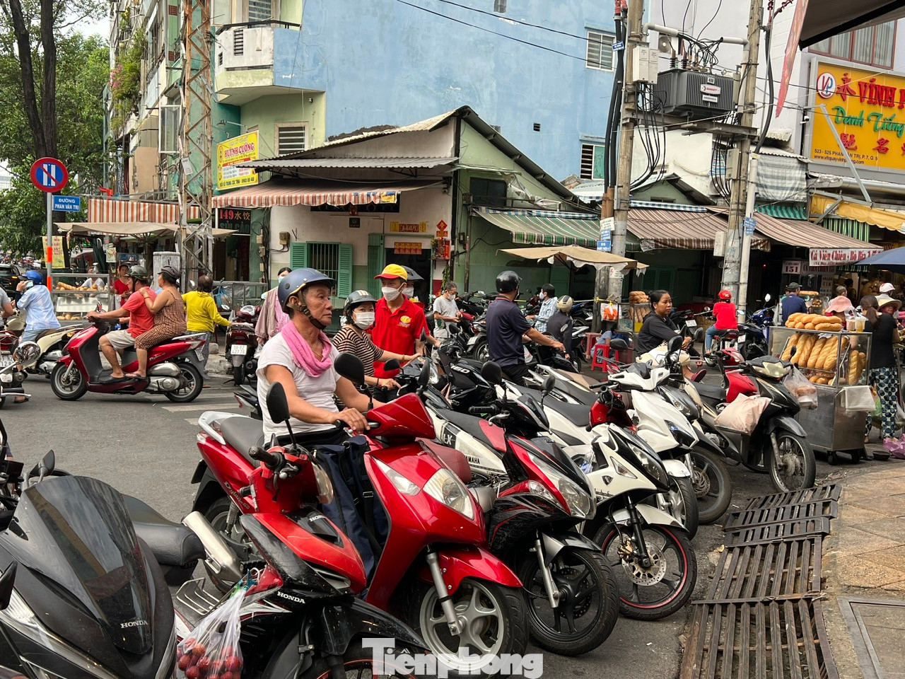 Xe máy xếp hàng dài