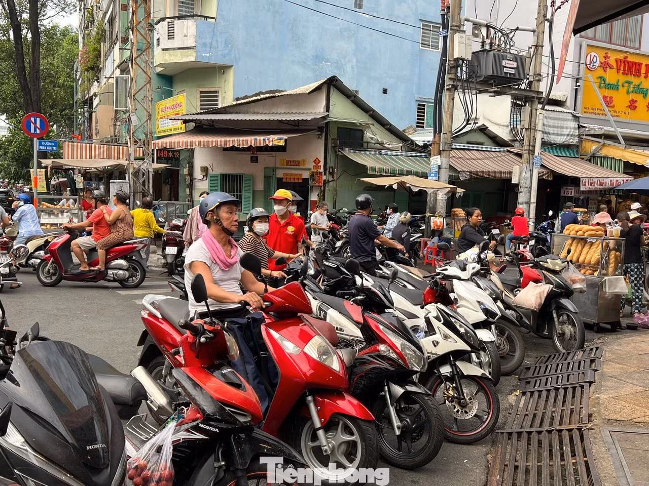 Xe máy xếp hàng dài