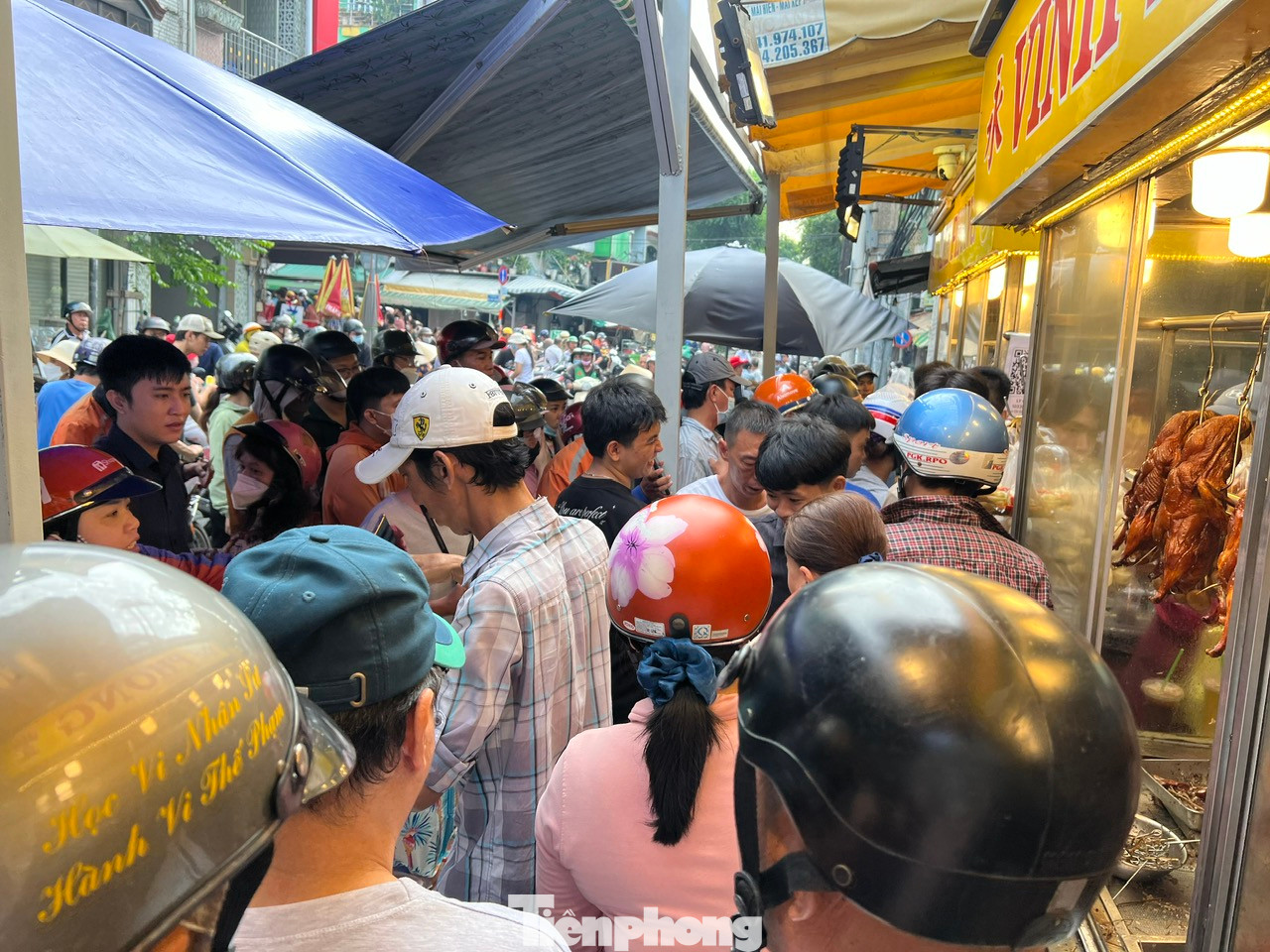 "Khu vực quận 5 có nhiều tiệm thịt quay nổi tiếng và rất ngon. Năm nào tôi cũng đến đây mua. Dù phải chờ đợi vì đông người nhưng nhân viên phục vụ rất nhanh chóng và chuyên nghiệp" - chị Nguyễn Thị Lý (ngụ quận 8) cho biết.