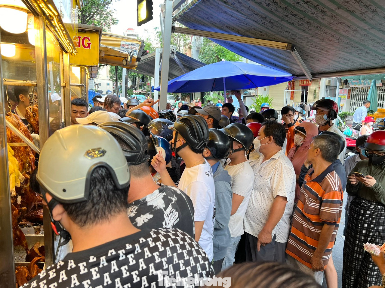 Tết Đoan Ngọ năm 2024 rơi vào ngày 10/6. Ngay từ sáng sớm, những tiệm thịt quay trên đường Bùi Hữu Nghĩa (quận 5) đã có rất đông người xếp hàng chờ mua thịt gà, vịt quay bày mâm cúng bàn thờ gia tiên.