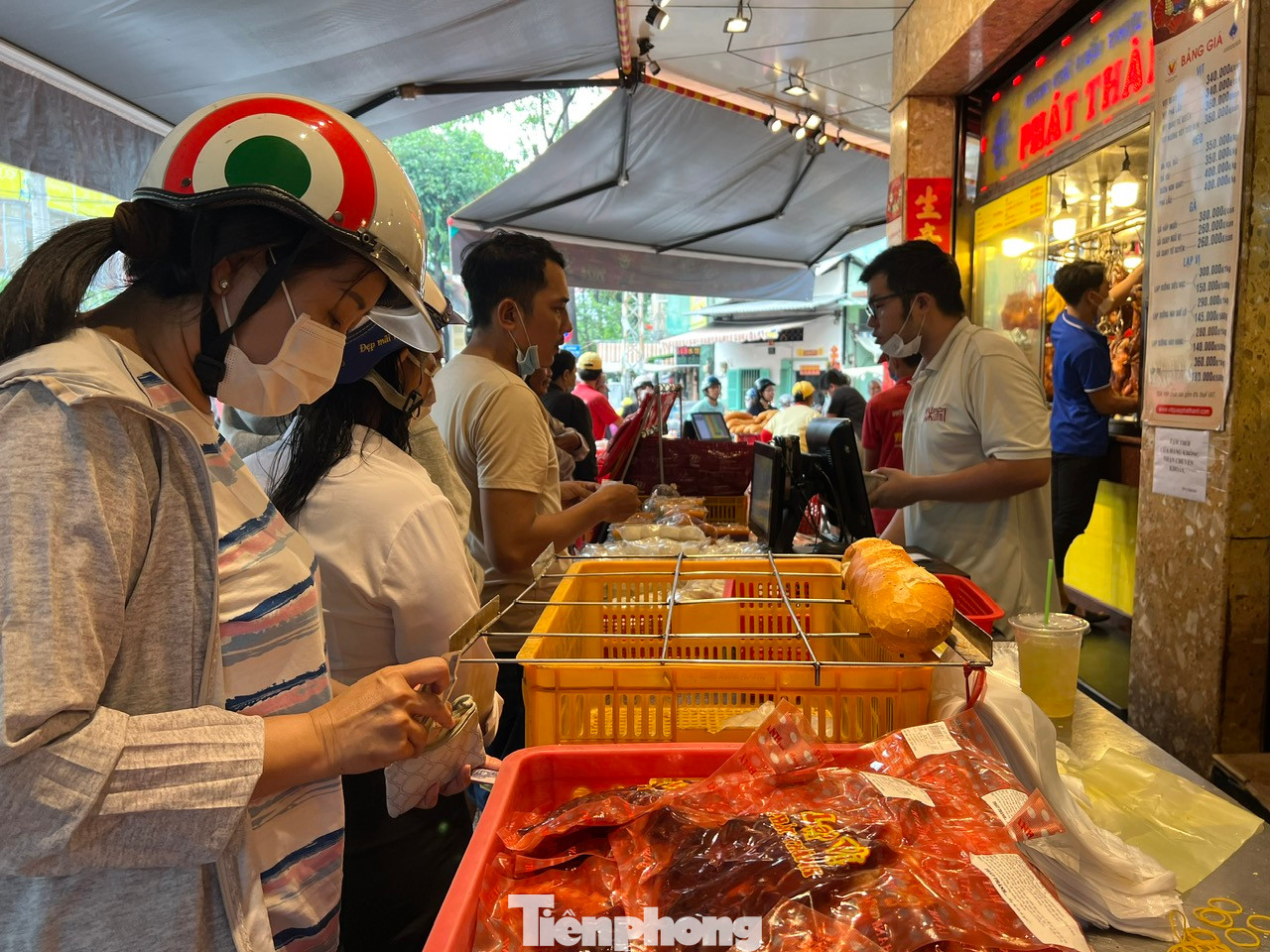 Đa số khách hàng đều phải chờ đợi từ 15 - 30 phút mới mua được thịt quay.